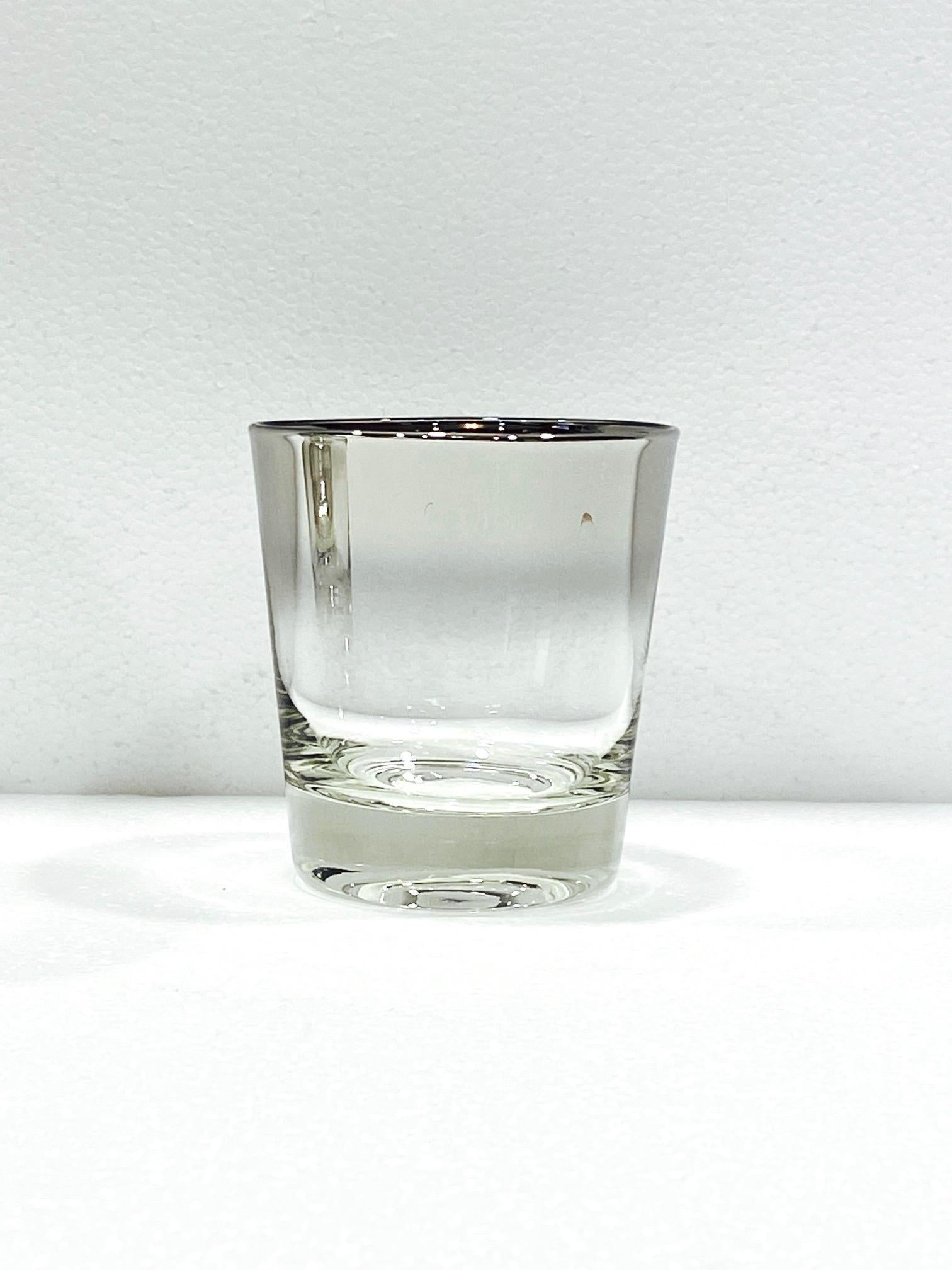 Verre brun Ensemble de quatre verres à whisky avec incrustation d'argent par Dorothy Thorpe, vers les années 1960