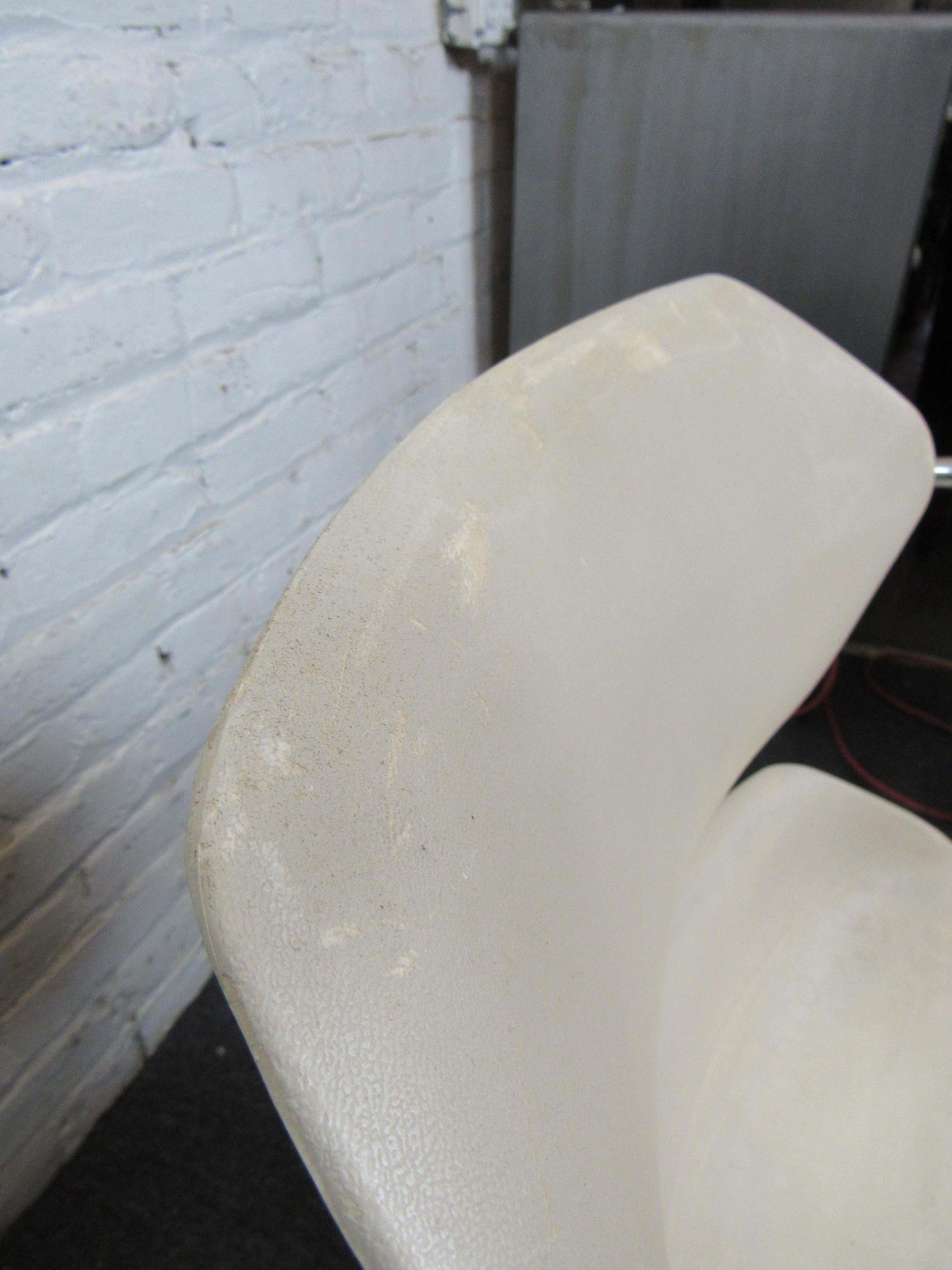 Set aus vier weißen „Acton Stacker“-Stühlen von American Seating im Angebot 3