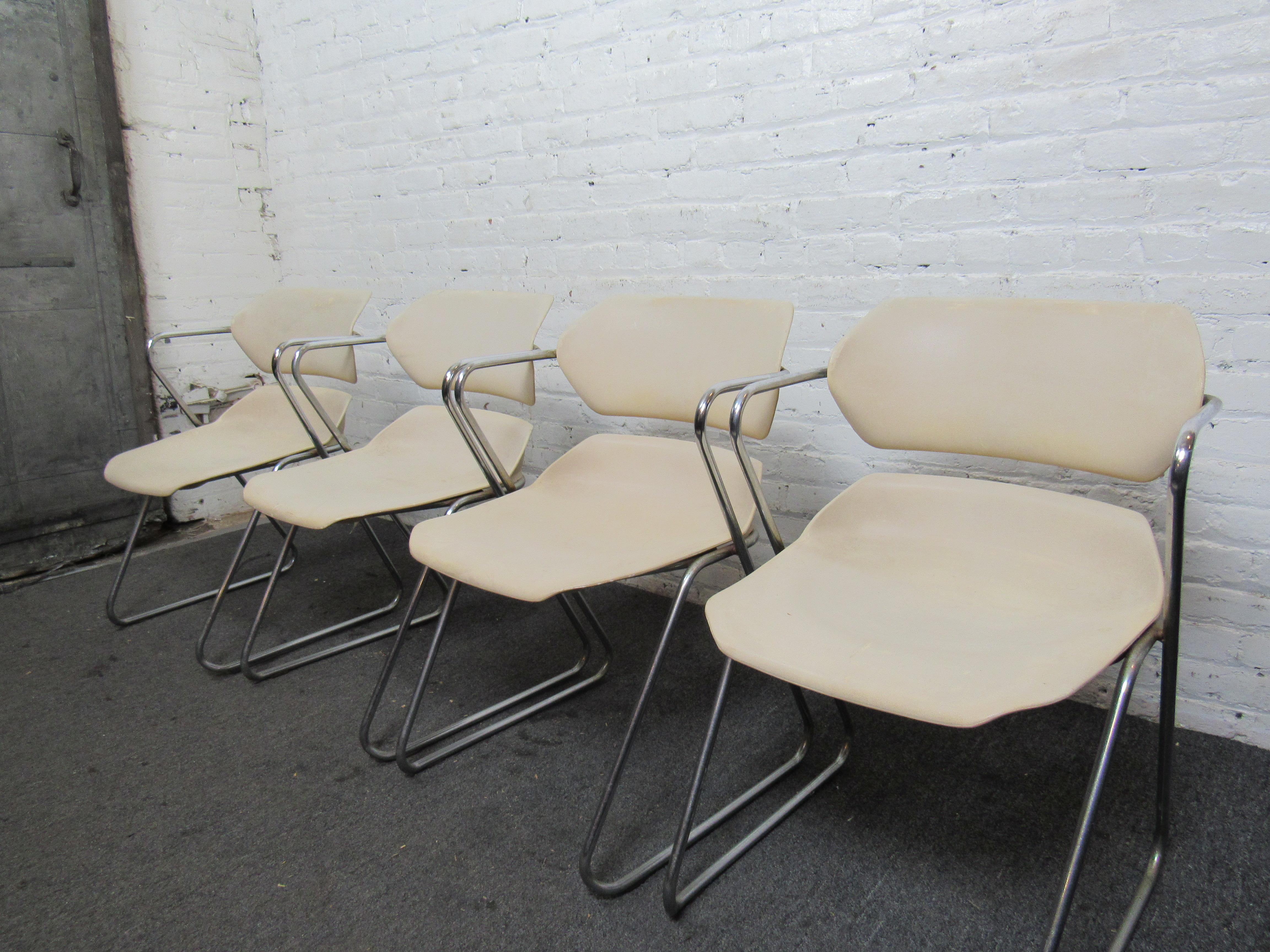 Ensemble unique de quatre chaises Acton Stacker d'American Seating. Ensemble de chaises confortables et pratiques pour la salle à manger, le bureau ou un usage occasionnel. 
Les chaises ont été conçues pour avoir un léger balancement. Facilement
