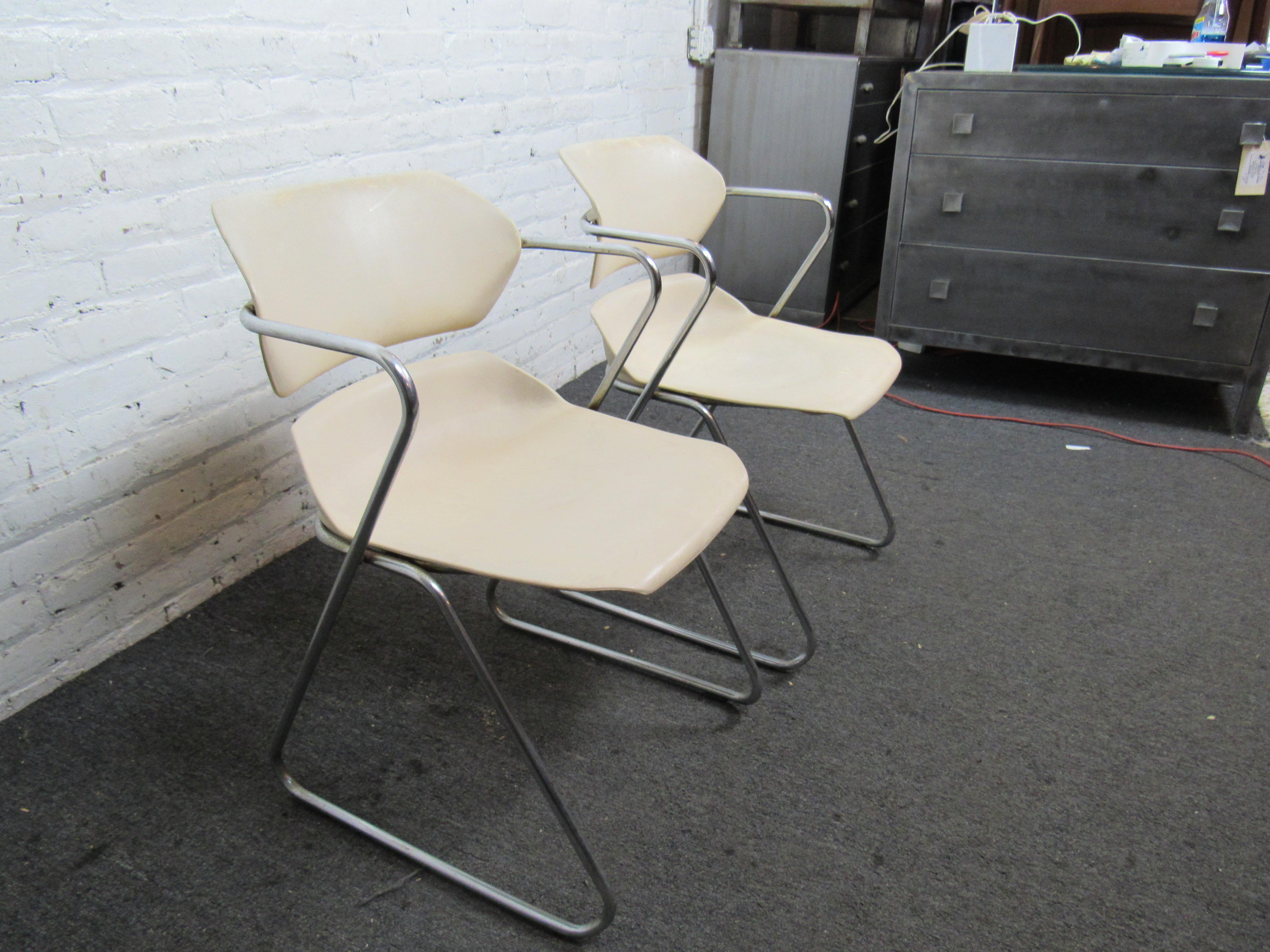 Mid-Century Modern Ensemble de quatre chaises blanches « Acton Stacker » par American Seating en vente