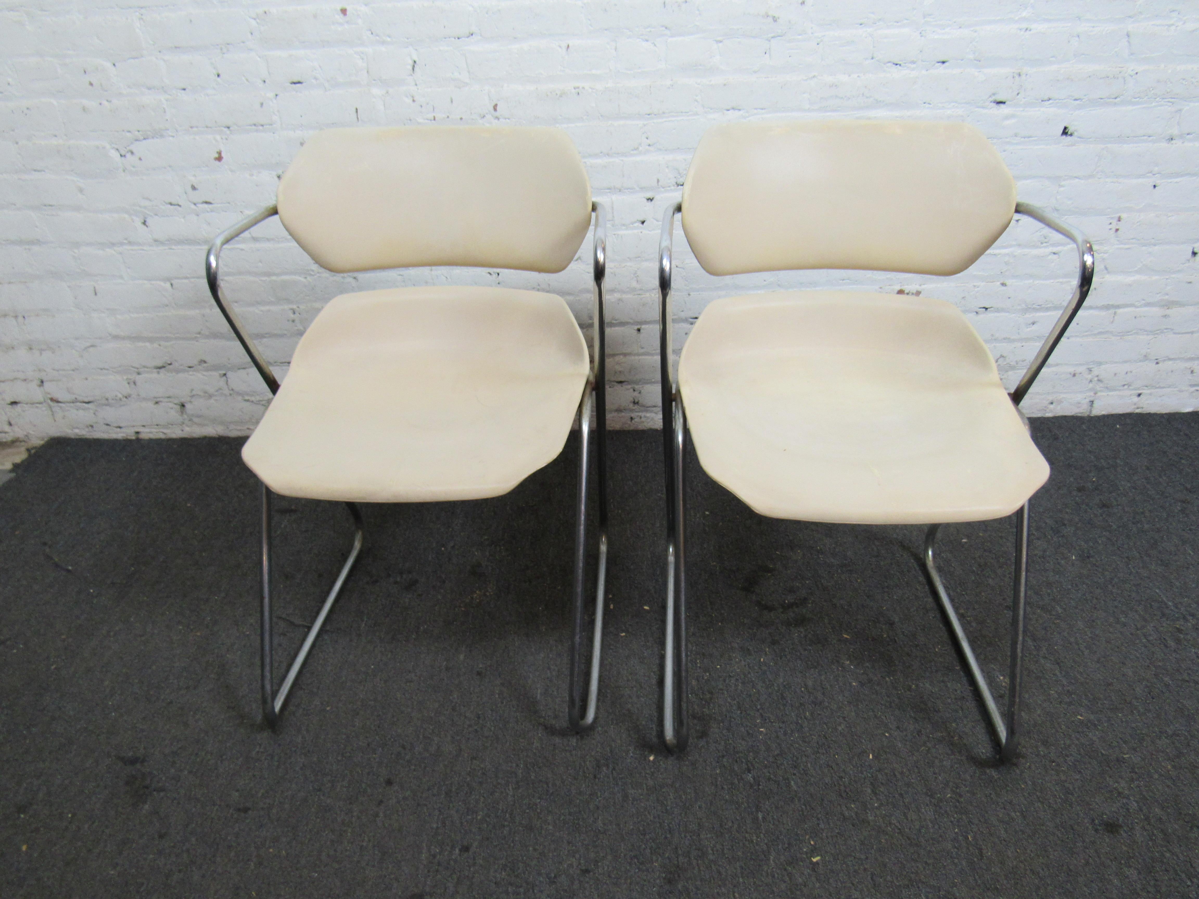 Set aus vier weißen „Acton Stacker“-Stühlen von American Seating (amerikanisch) im Angebot