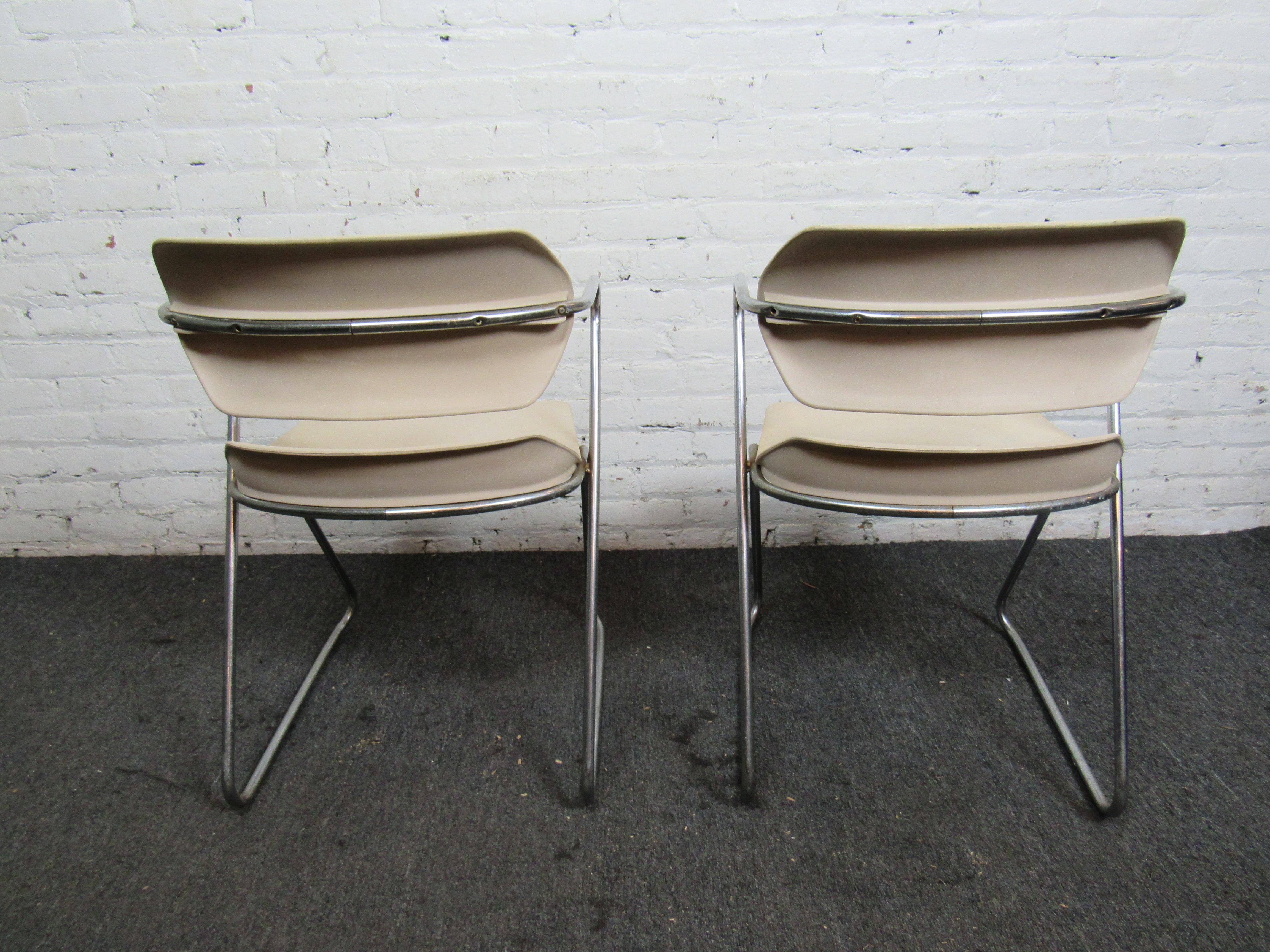 Set aus vier weißen „Acton Stacker“-Stühlen von American Seating im Zustand „Gut“ im Angebot in Brooklyn, NY