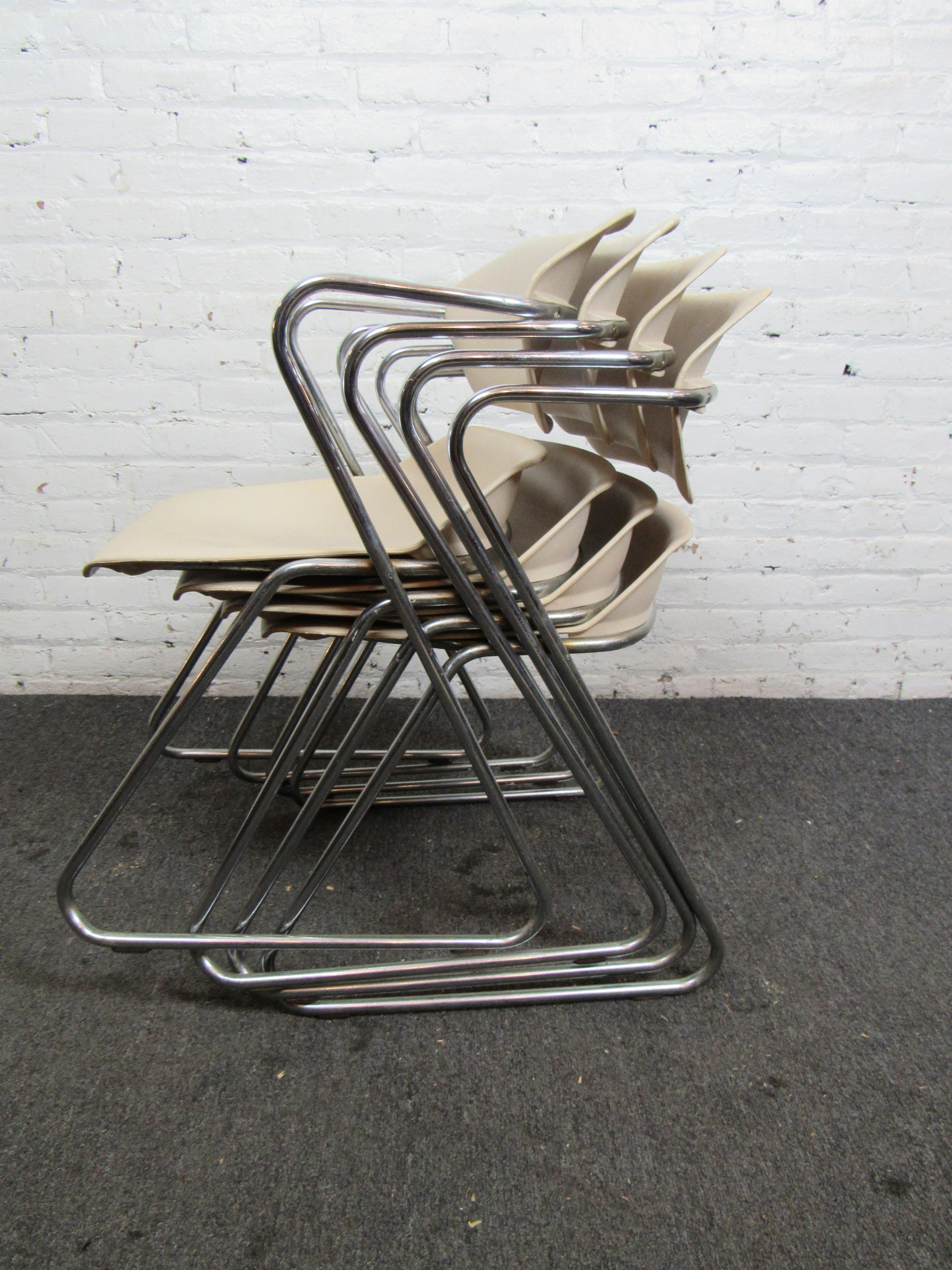 Set aus vier weißen „Acton Stacker“-Stühlen von American Seating (Chrom) im Angebot