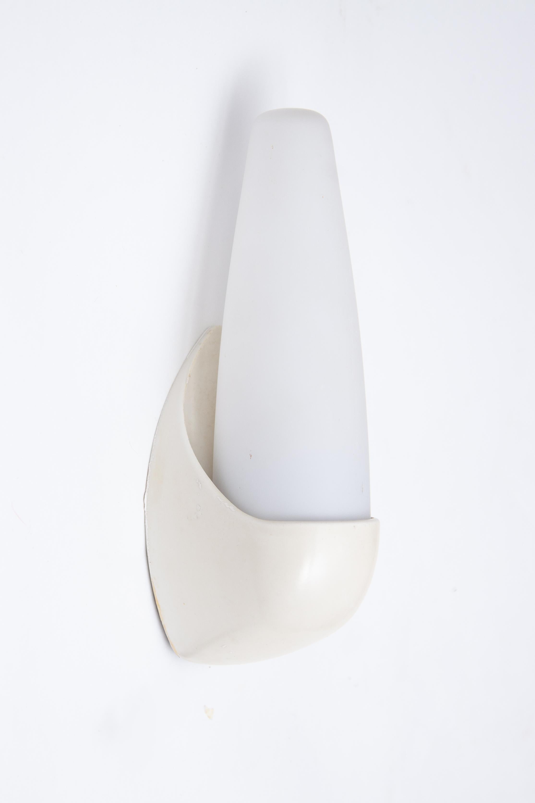 Bo Niko Wall Light In Bakelite Holder, 1960s. White opal frosted conical glass lampshade. Perfect wall lamps for your bathroom or hallway.


Bakelite E14 socket. Designer: Inspired by a 1955 design by Wilhelm Wagenfeld for Lindner and produced by