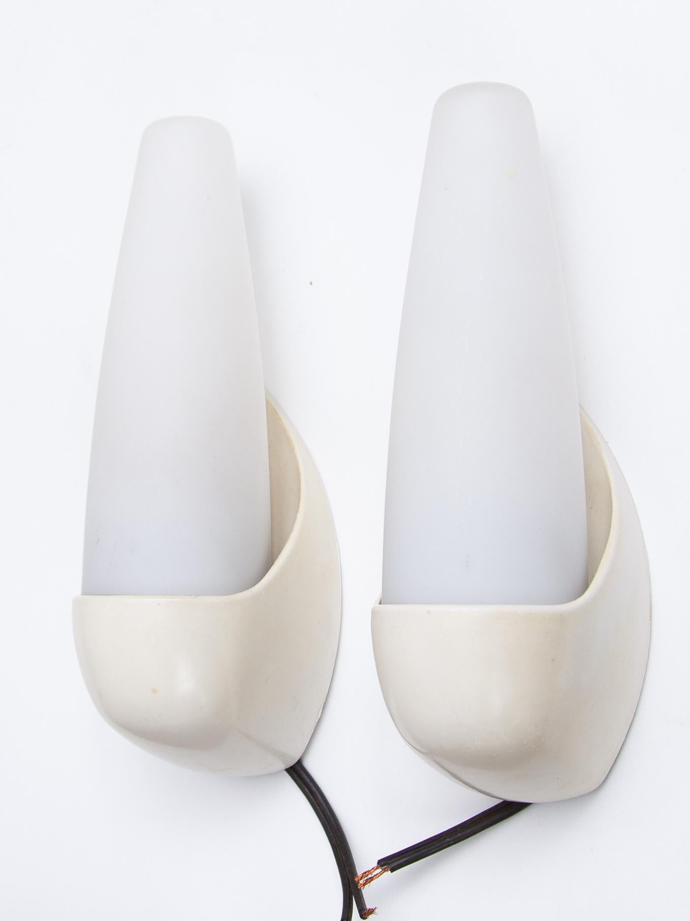 Set Of Four White Bakelite and Opal Glass Bo Niko Wall Lights  1930s In Good Condition For Sale In Antwerp, BE