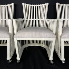 Set di quattro sedie da pranzo o club in rattan curvato bianco con rotelle