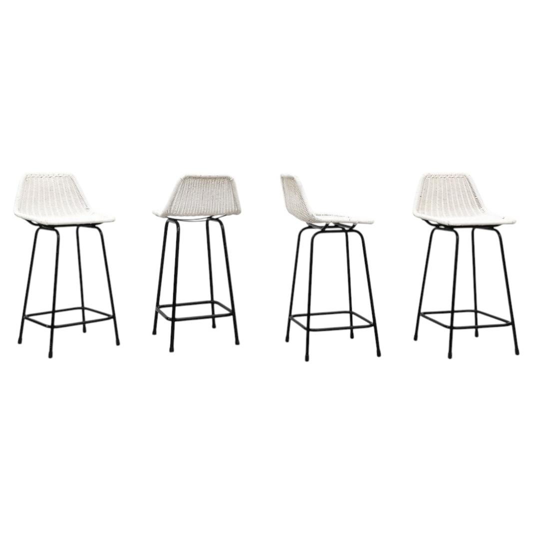Ensemble de quatre tabourets de comptoir en rotin blanc de style Charlotte Perriand en vente