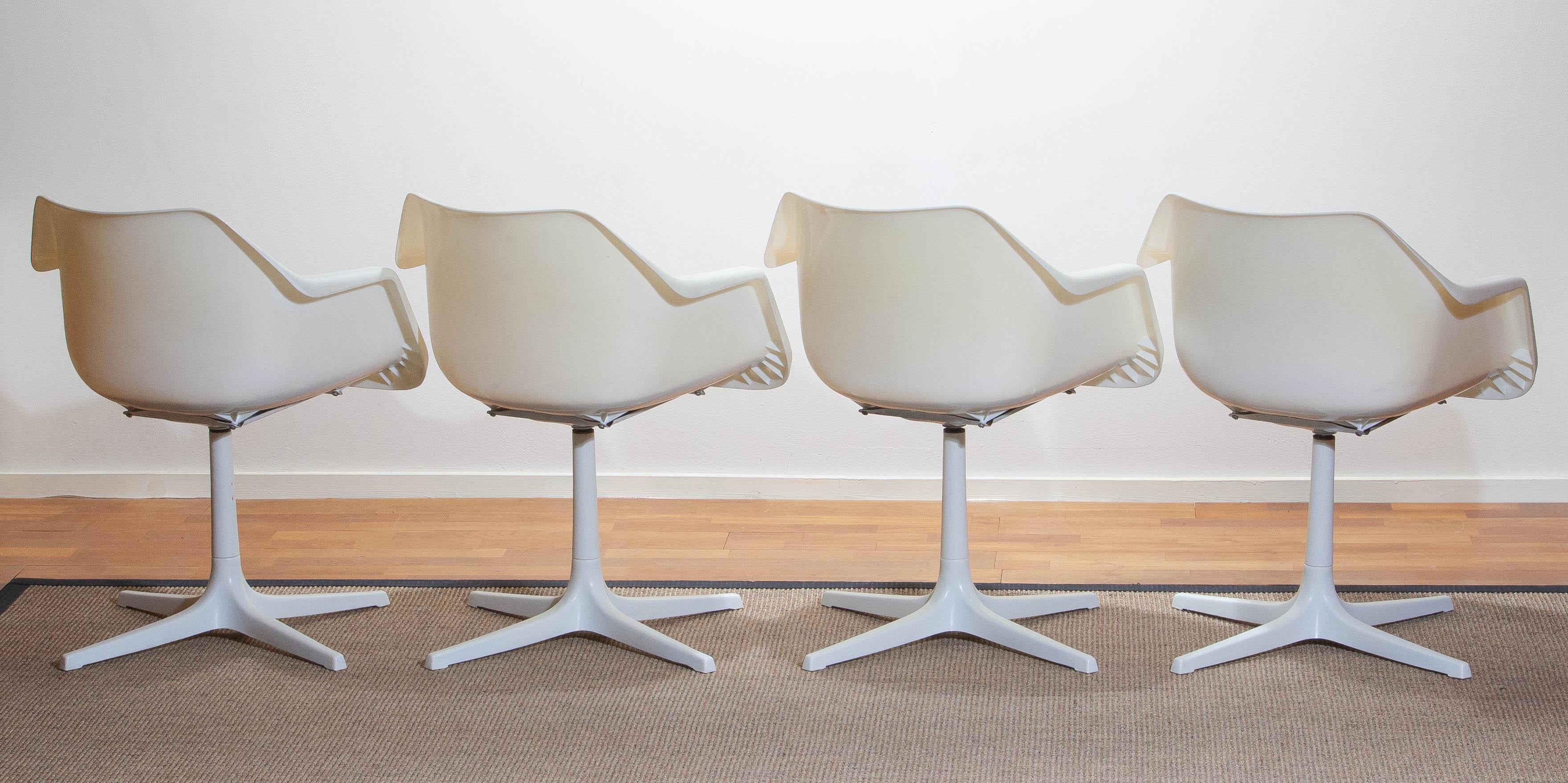 Set of Four White Swivel Chair by Robin Day for Hille, France, 1960 In Good Condition In Silvolde, Gelderland