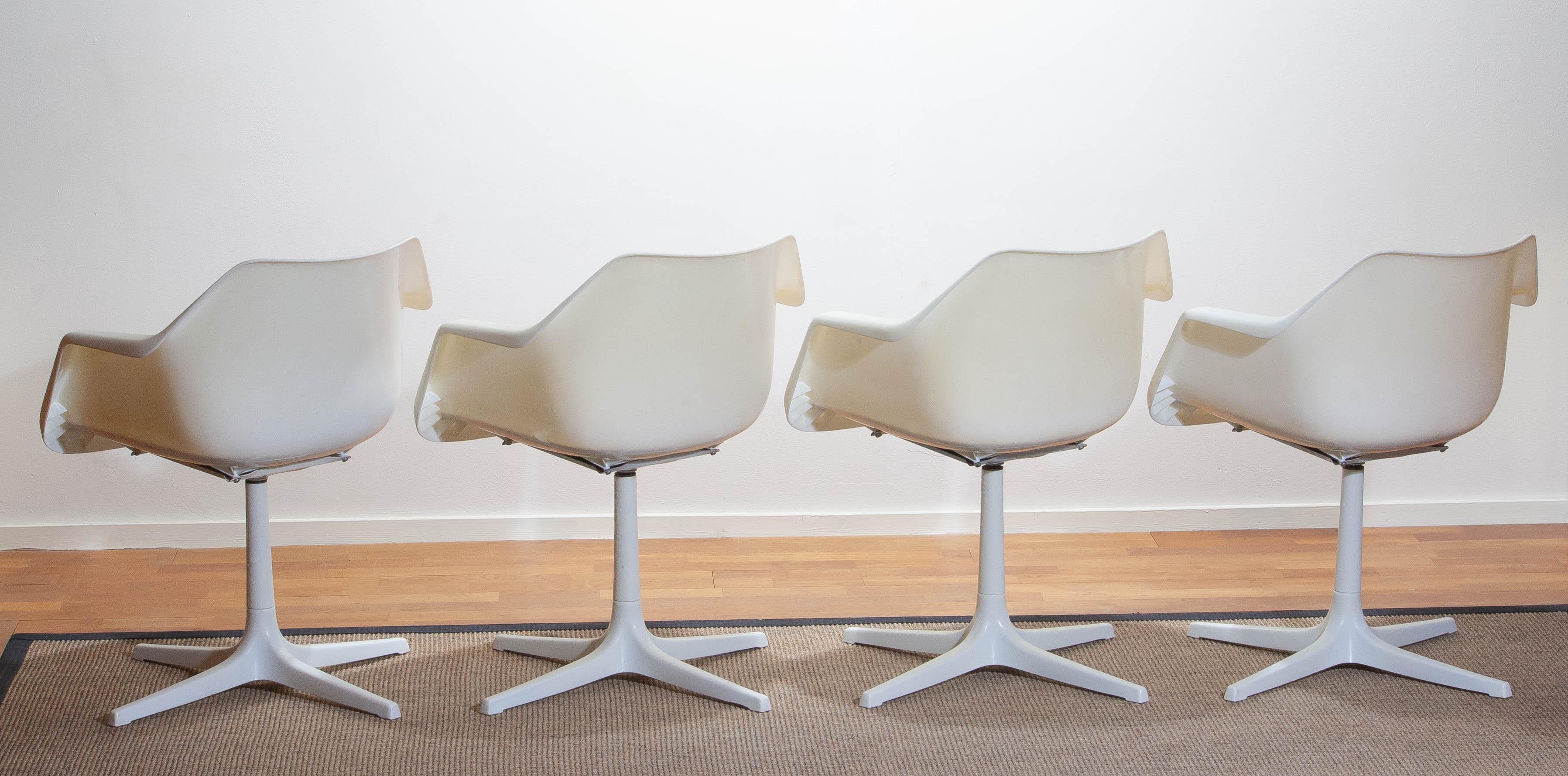 Set of Four White Swivel Chair by Robin Day for Hille, France, 1960 In Good Condition In Silvolde, Gelderland