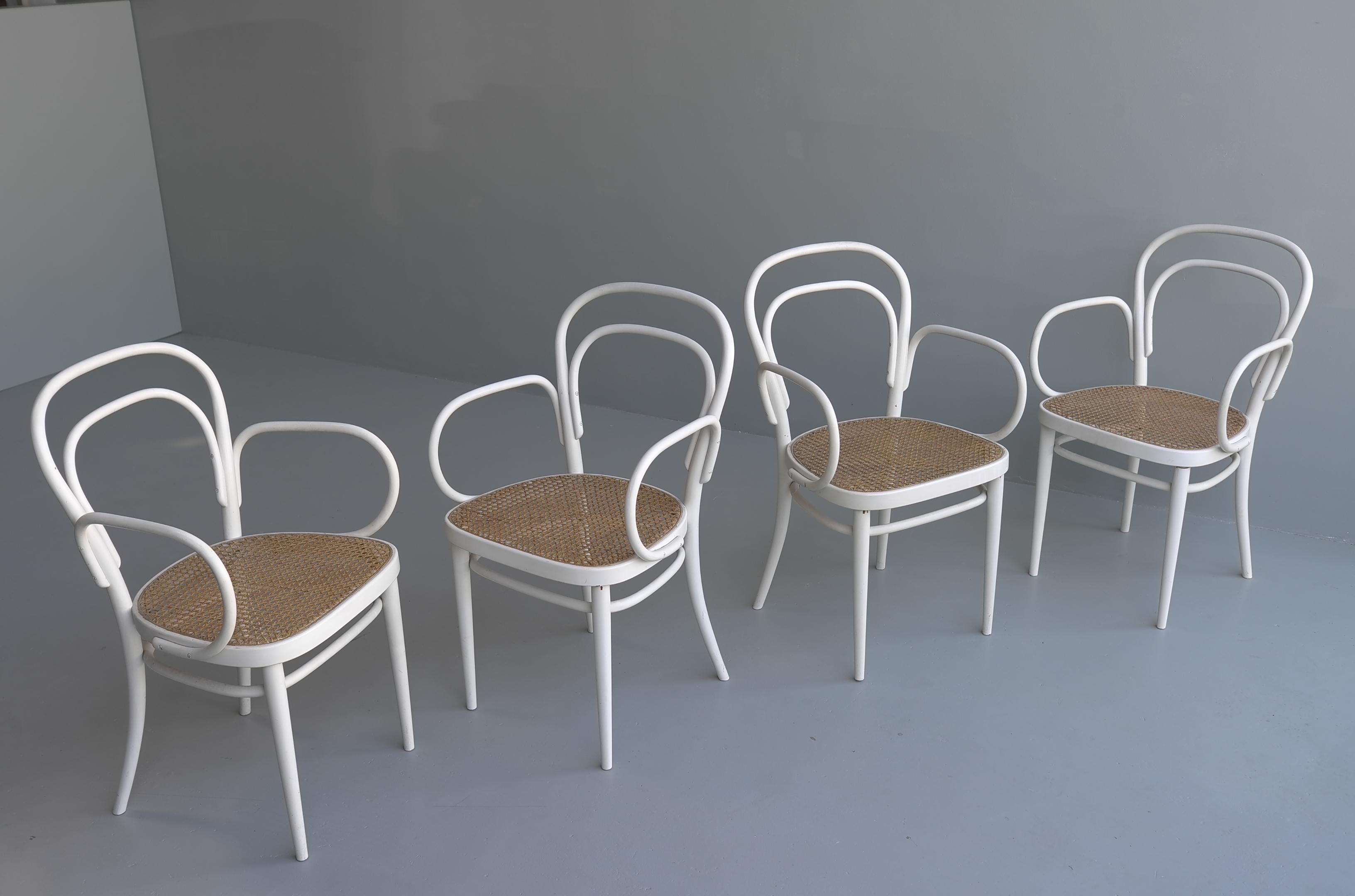 Ensemble de quatre fauteuils Thonet White nr.14 (produit ultérieurement sous le numéro 214) avec sièges en osier, Vienne, années 1960. Ces chaises portent d'anciennes étiquettes au lieu des timbres produits ultérieurement par Thonet.

 