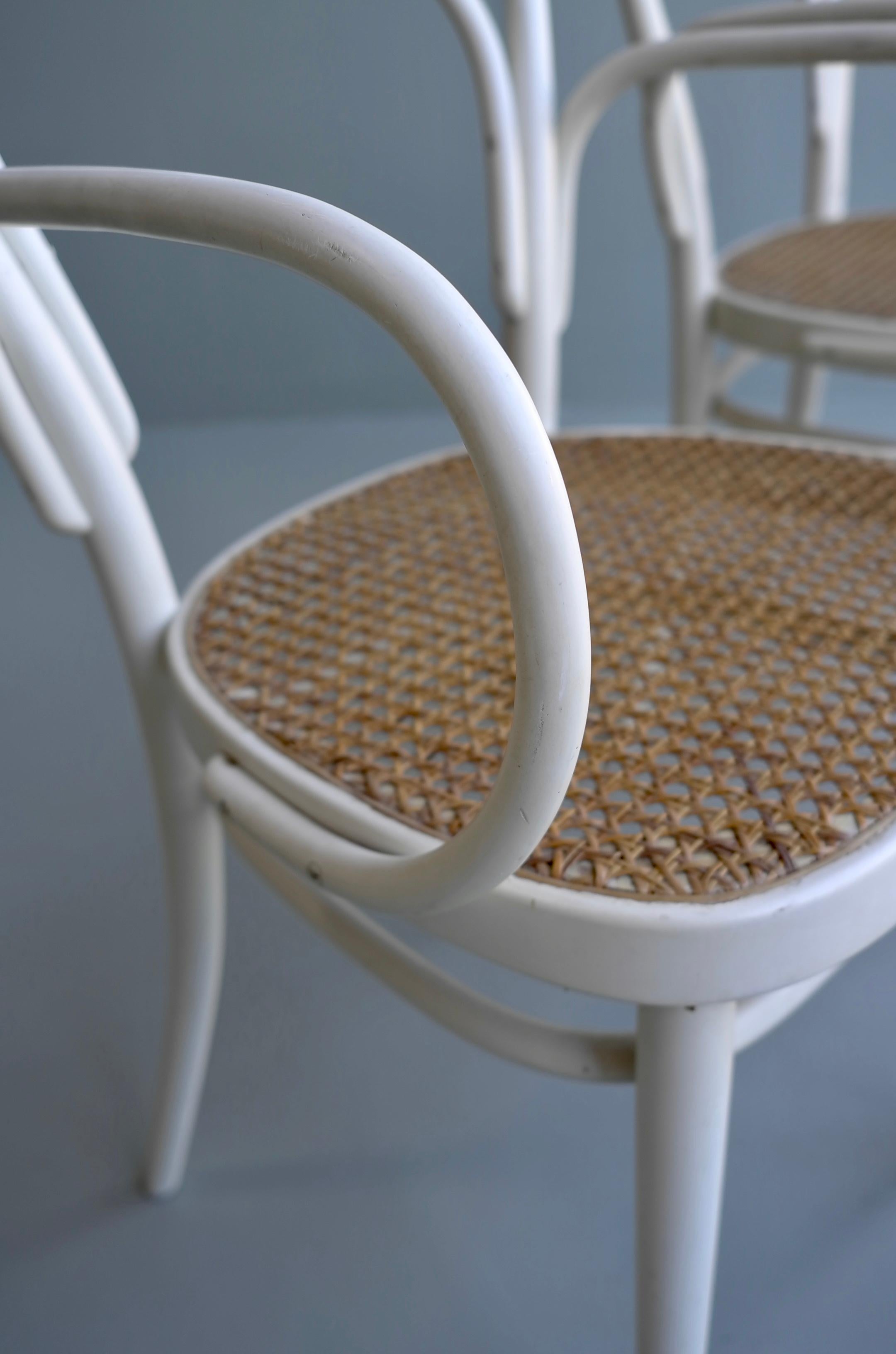 Mid-20th Century Set of Four White Thonet nr. 14 Armchairs with Wicker Seats, Vienna, 1960s For Sale