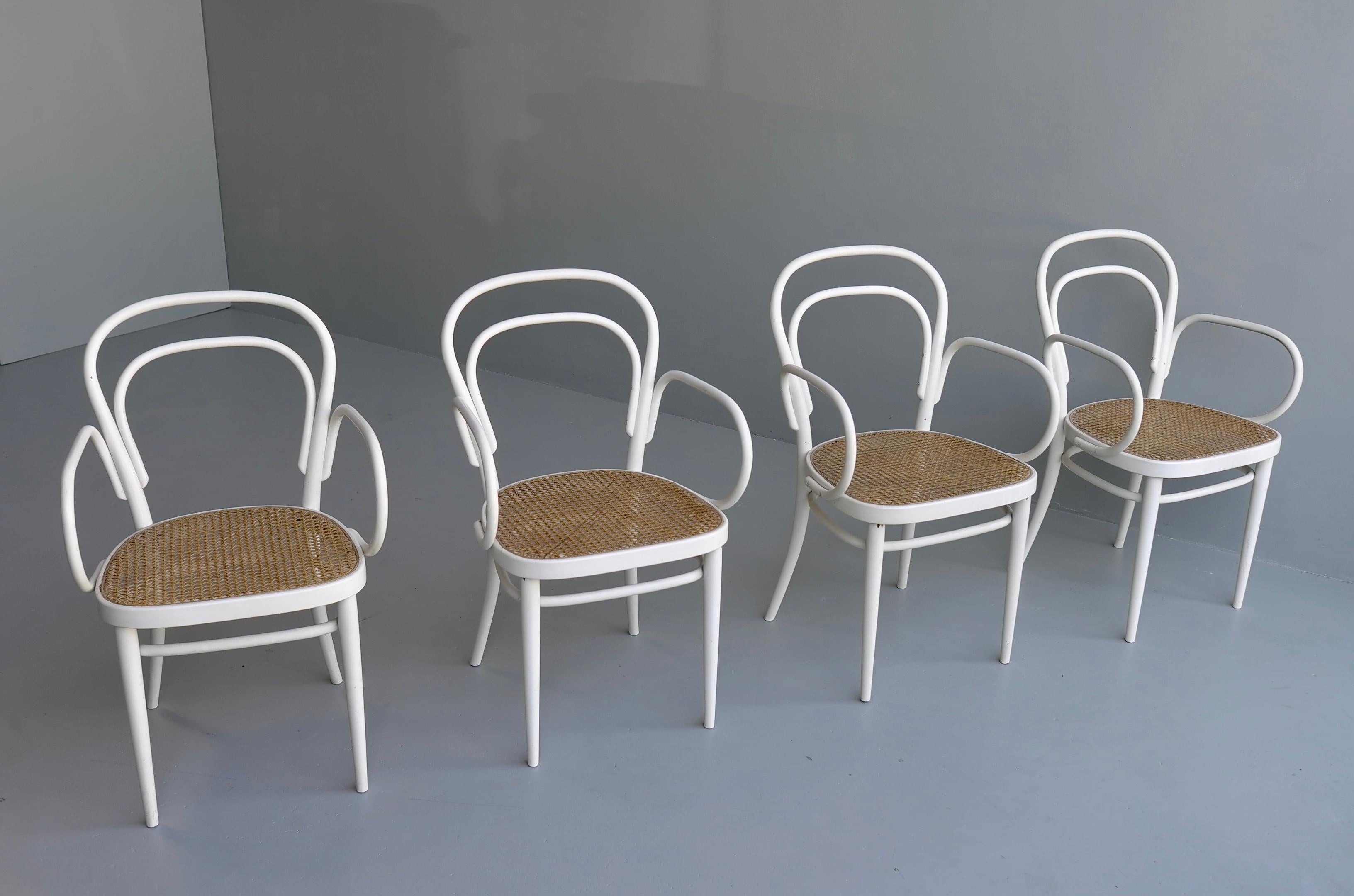 Ensemble de quatre fauteuils Thonet n° 14 blancs avec sièges en osier, Vienne, années 1960 en vente 1