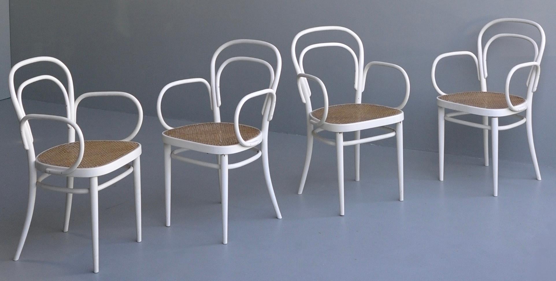 Ensemble de quatre fauteuils Thonet n° 14 blancs avec sièges en osier, Vienne, années 1960 en vente 2