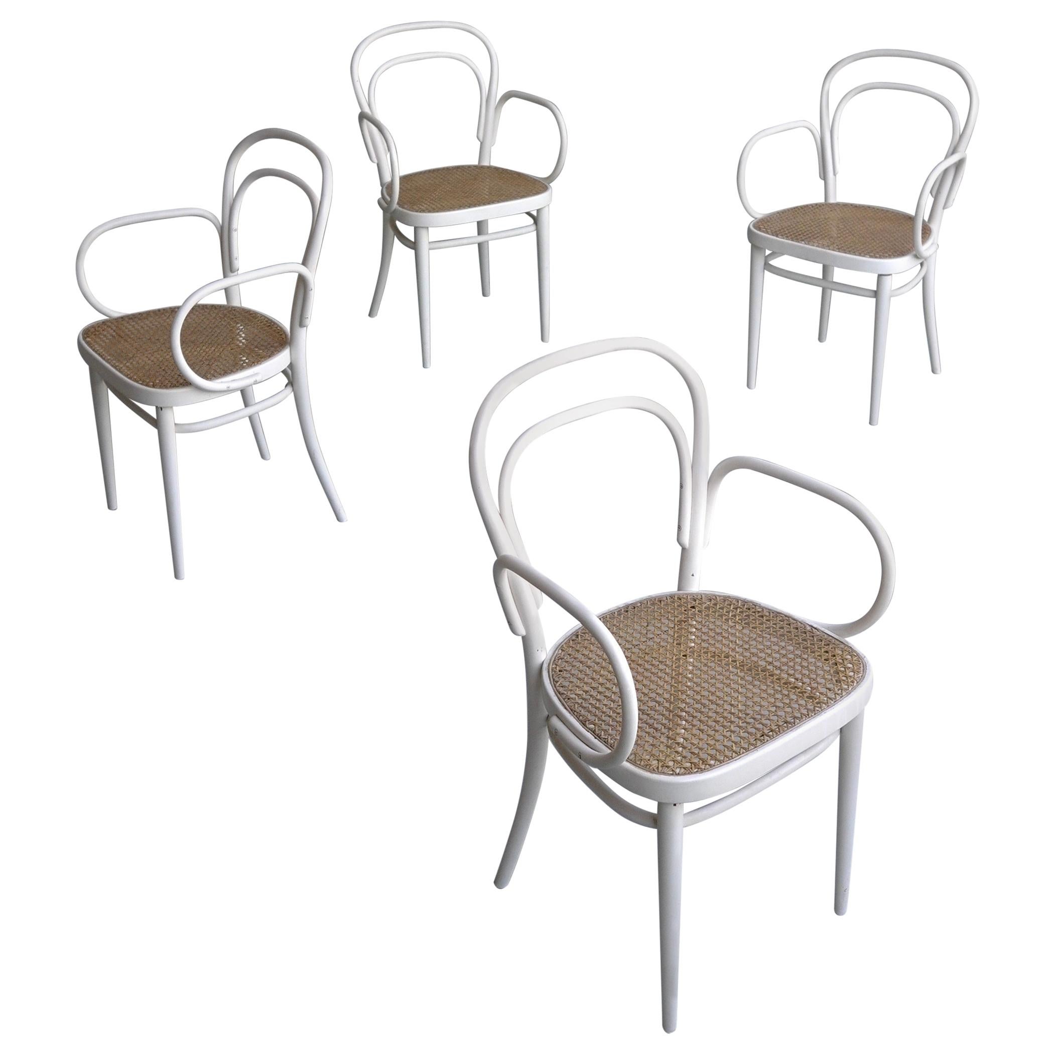 Ensemble de quatre fauteuils Thonet n° 14 blancs avec sièges en osier, Vienne, années 1960