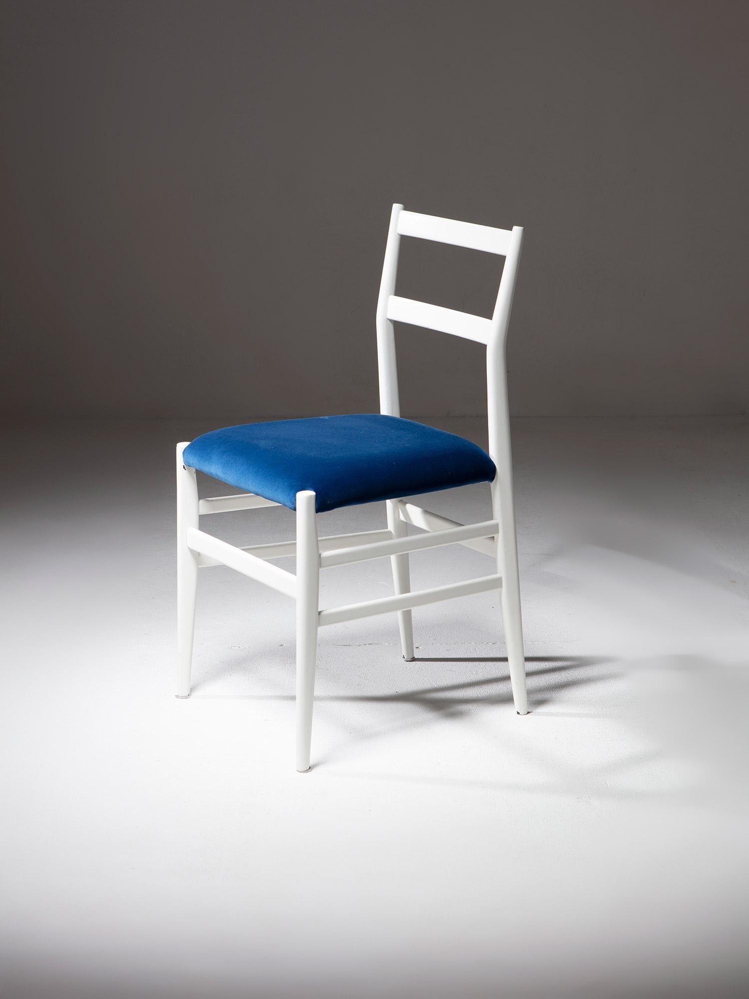 Juego de cuatro sillas de terciopelo blanco y azul 