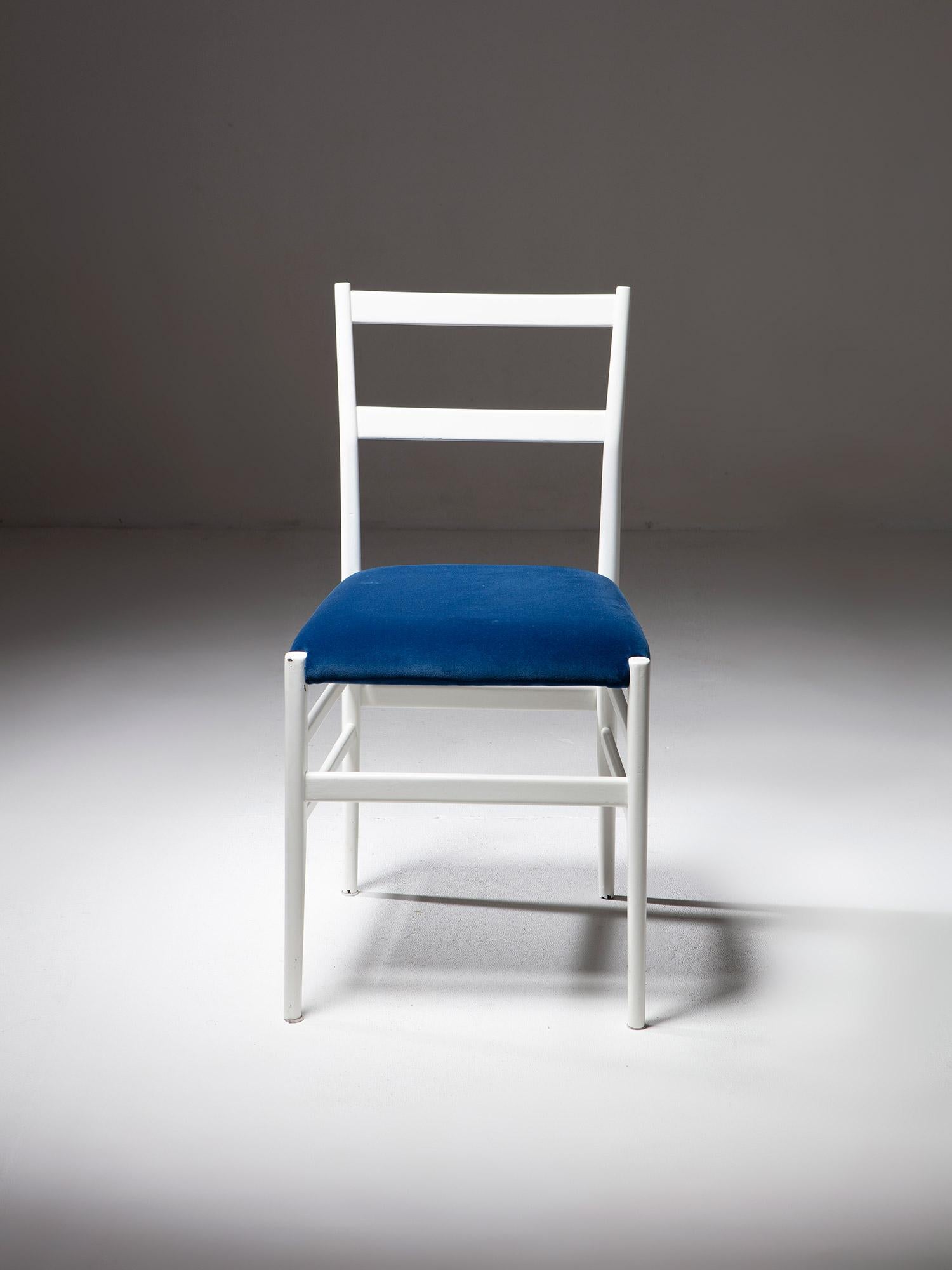 Juego de cuatro sillas de terciopelo blanco y azul 