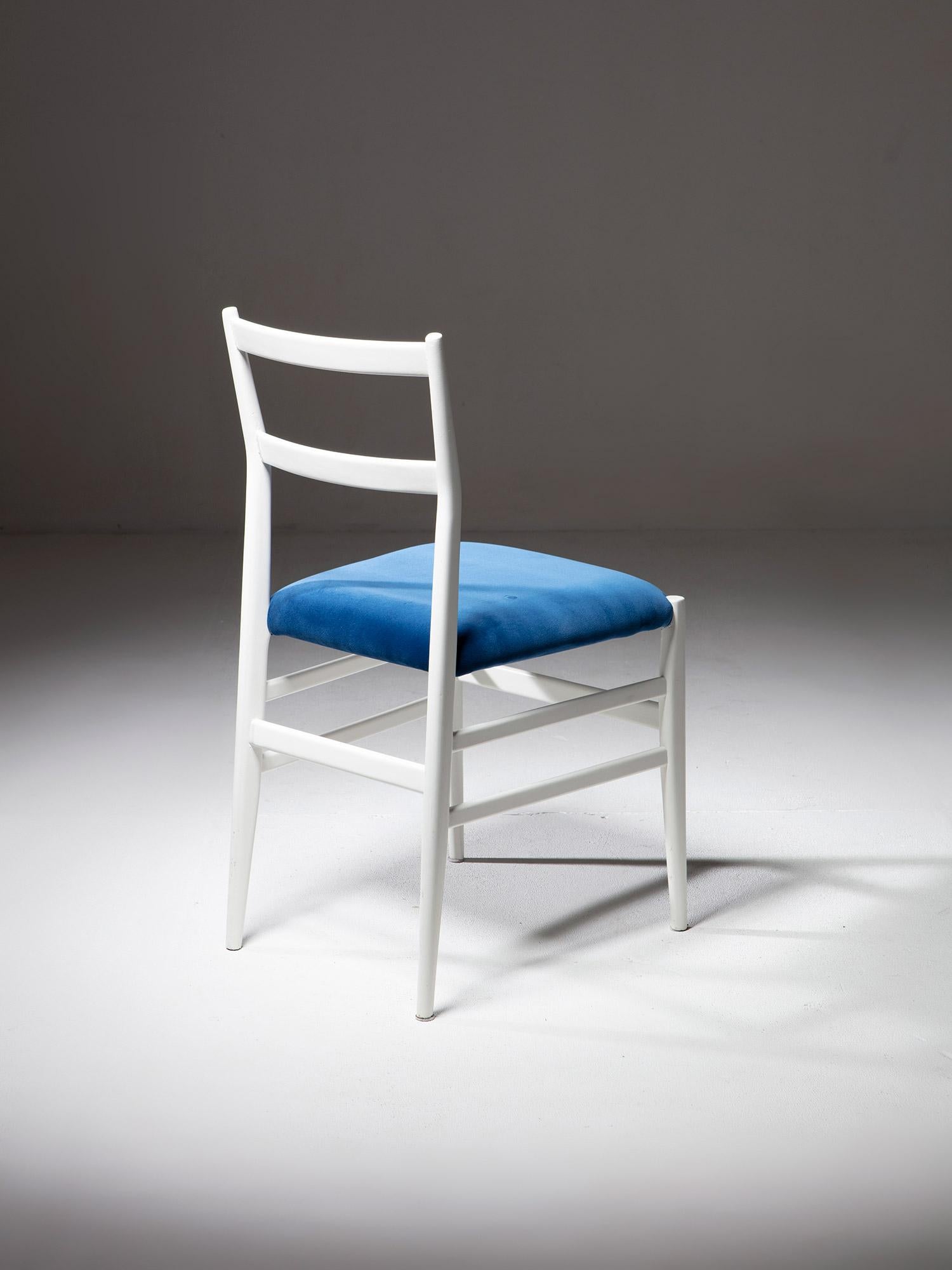 Juego de cuatro sillas de terciopelo blanco y azul 