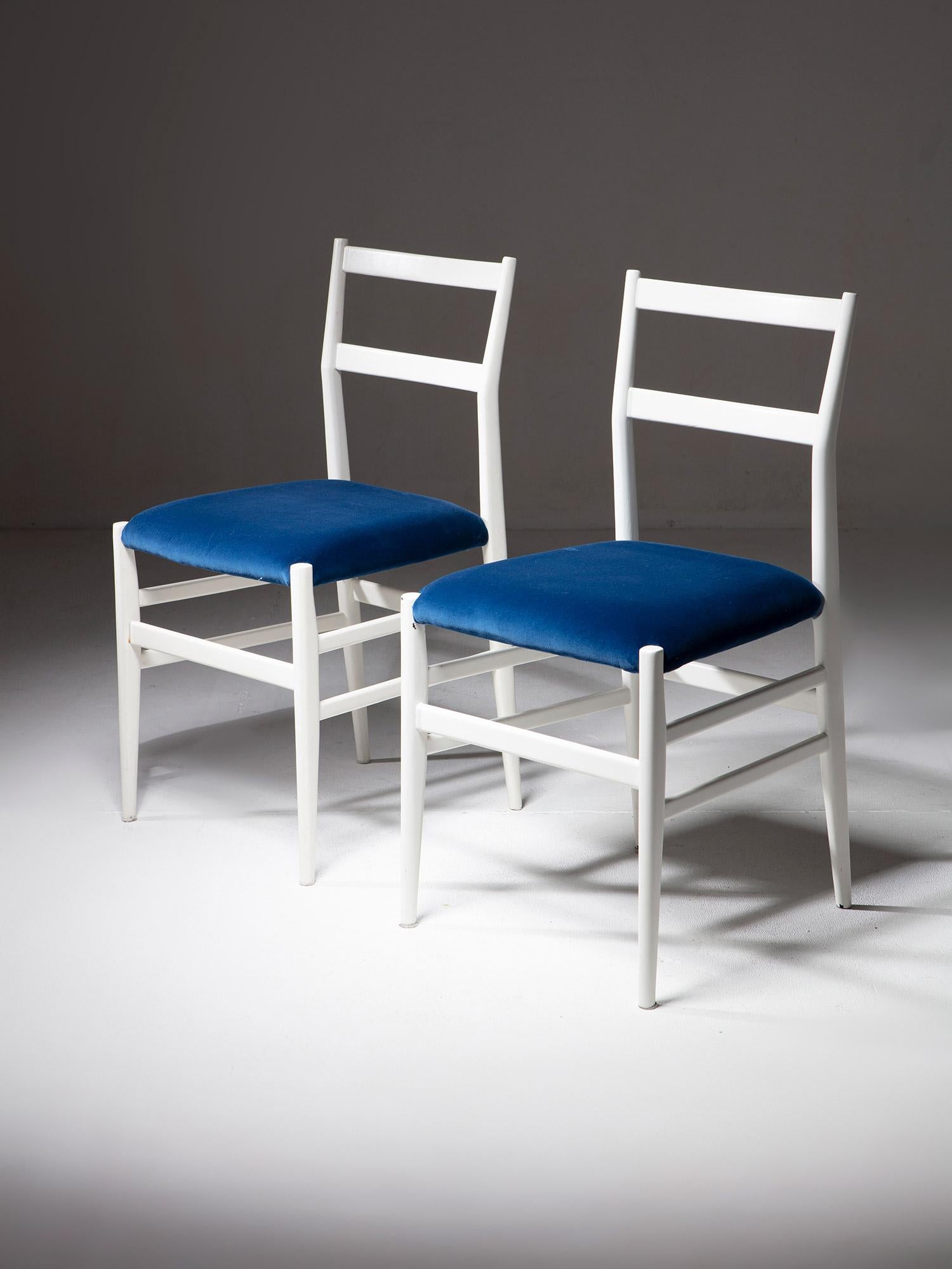 Juego de cuatro sillas de terciopelo blanco y azul 