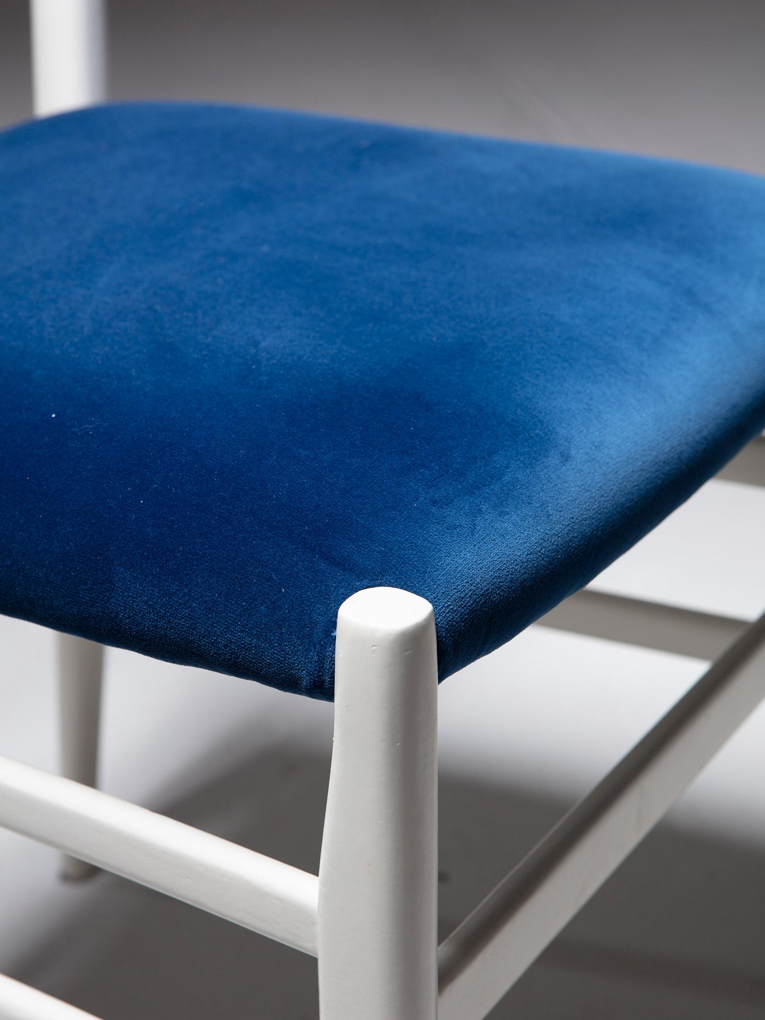 Juego de cuatro sillas de terciopelo blanco y azul 