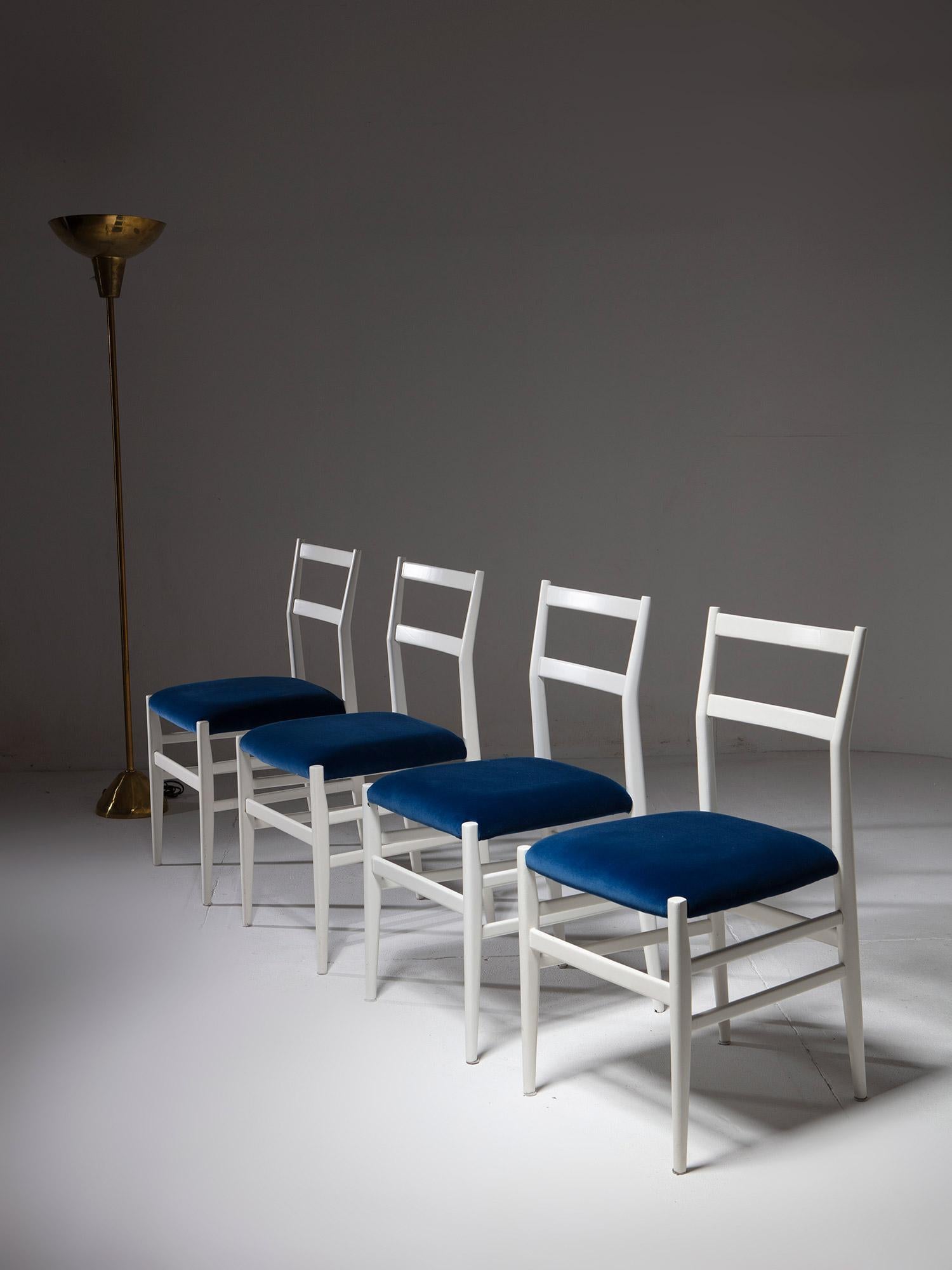 Juego de cuatro sillas de terciopelo blanco y azul 