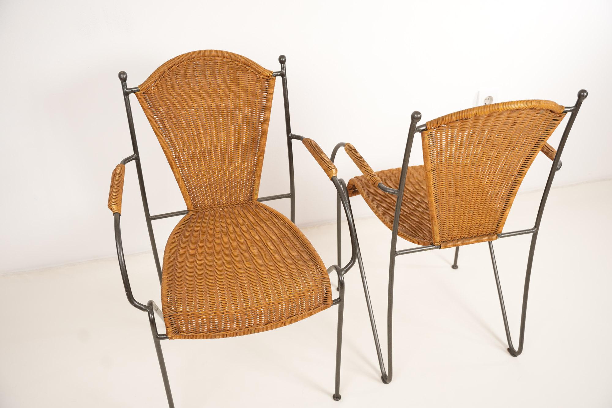 Milieu du XXe siècle Ensemble de quatre chaises en osier et fer par Frederic Weinberg 1950s en vente