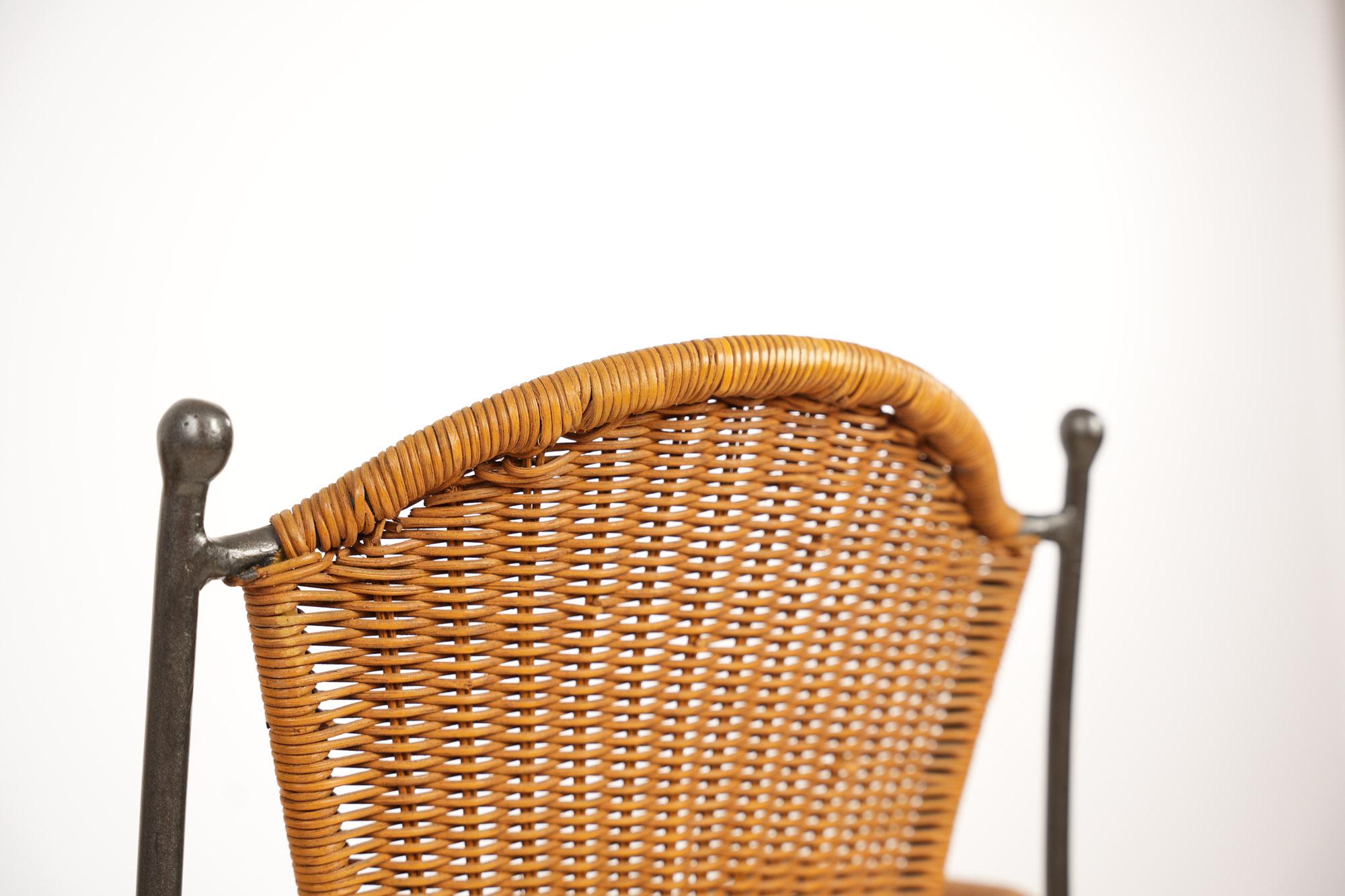Rotin Ensemble de quatre chaises en osier et fer par Frederic Weinberg 1950s en vente