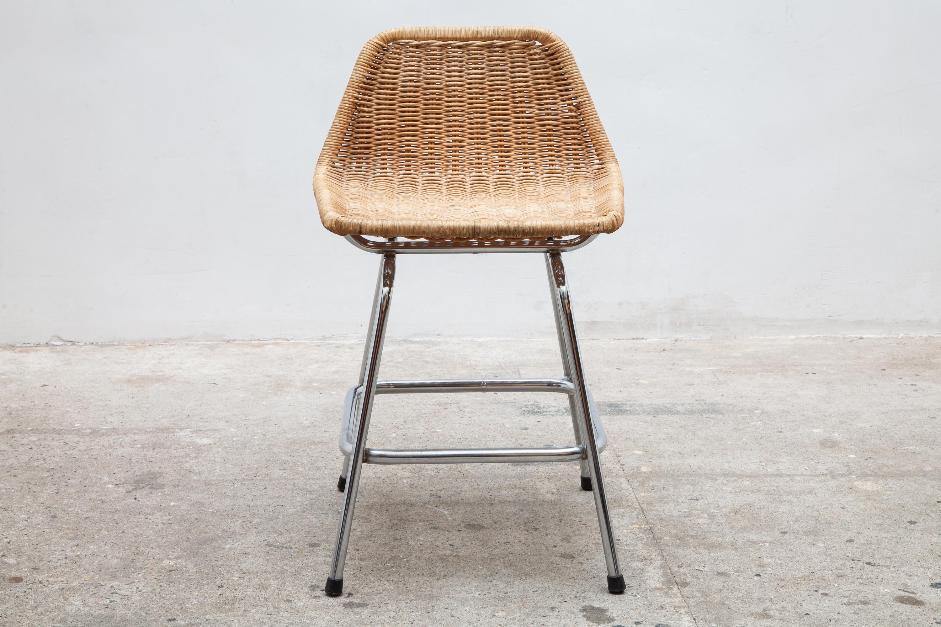 A set of four counter stools with wicker seating and chrome frame. Good original condition with nice patina to wicker seat.
Unique low pro le backrest.Seat hight 47 cm.
There is also a fifth one available.