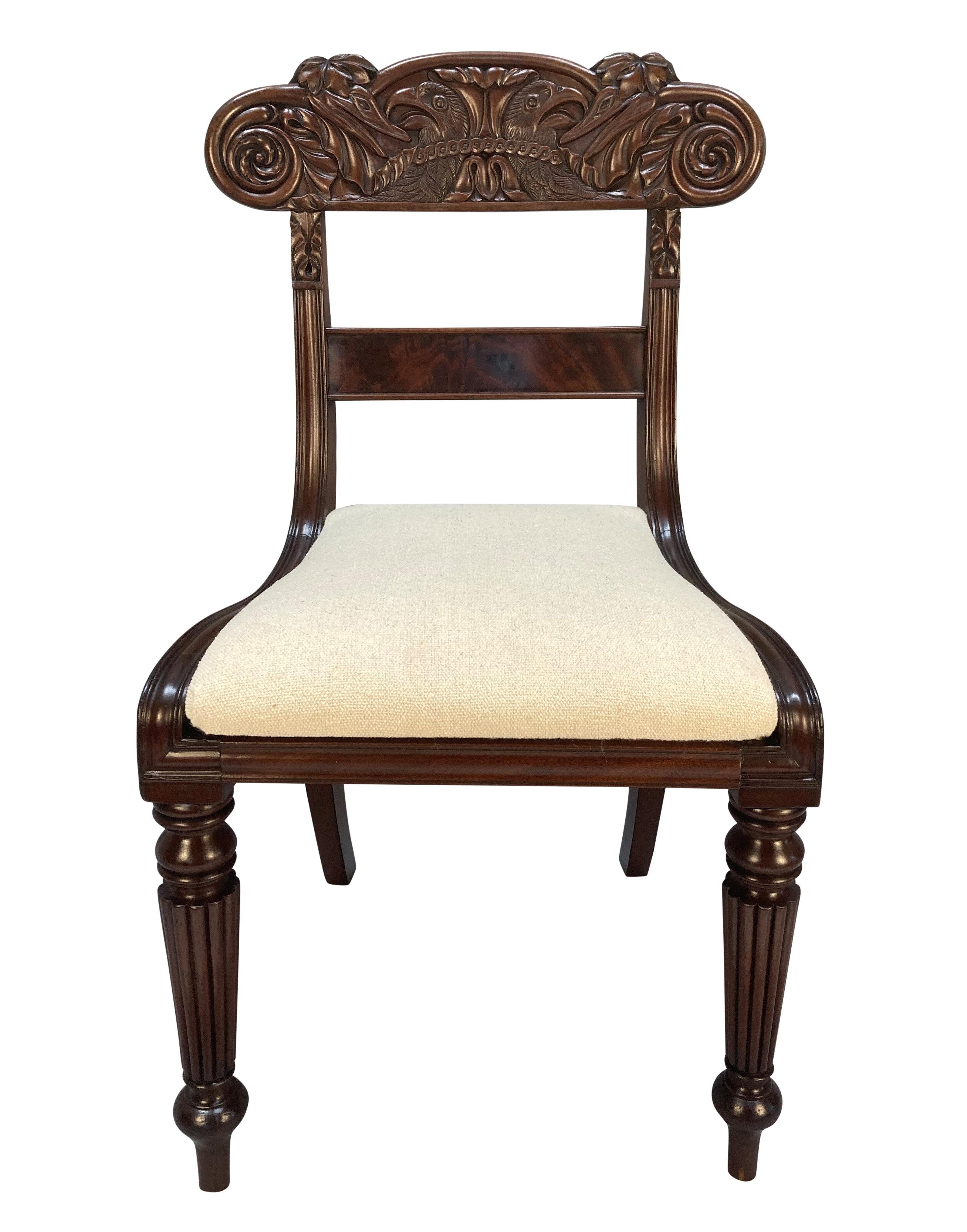 Un set di quattro sedie da pranzo Ango-Indian William IV finemente intagliate in mogano, con sedili in lino imbottiti di recente.