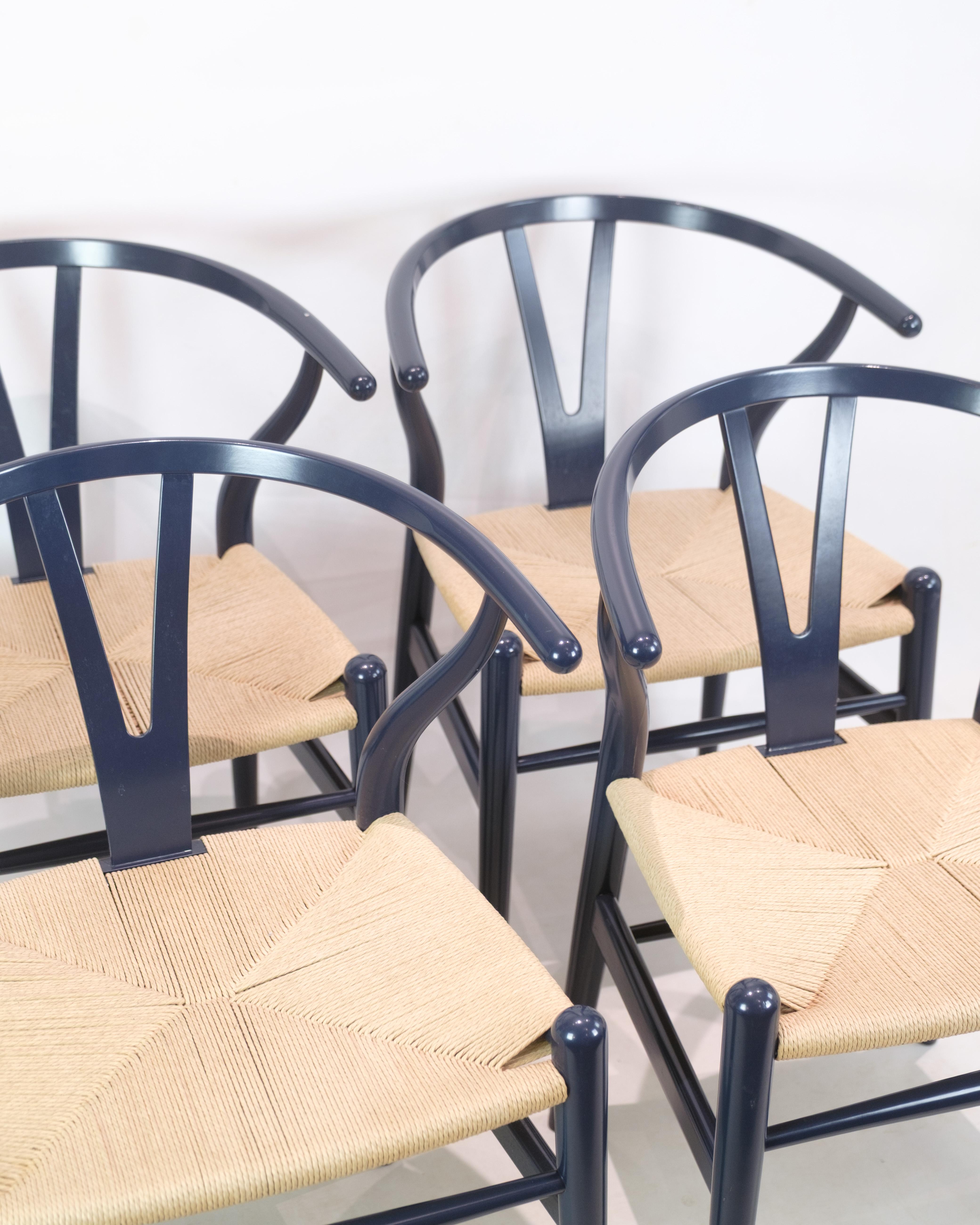Satz von 4 Y-Stühlen, Modell CH24, entworfen von Hans J. Wegner und hergestellt von Carl Hansen & Son. Die Stühle sind marineblau lackiert und die Sitzfläche ist aus klassischem Naturgeflecht gefertigt.

Abmessungen: H:75cm B:56cm T:42cm SH:44cm