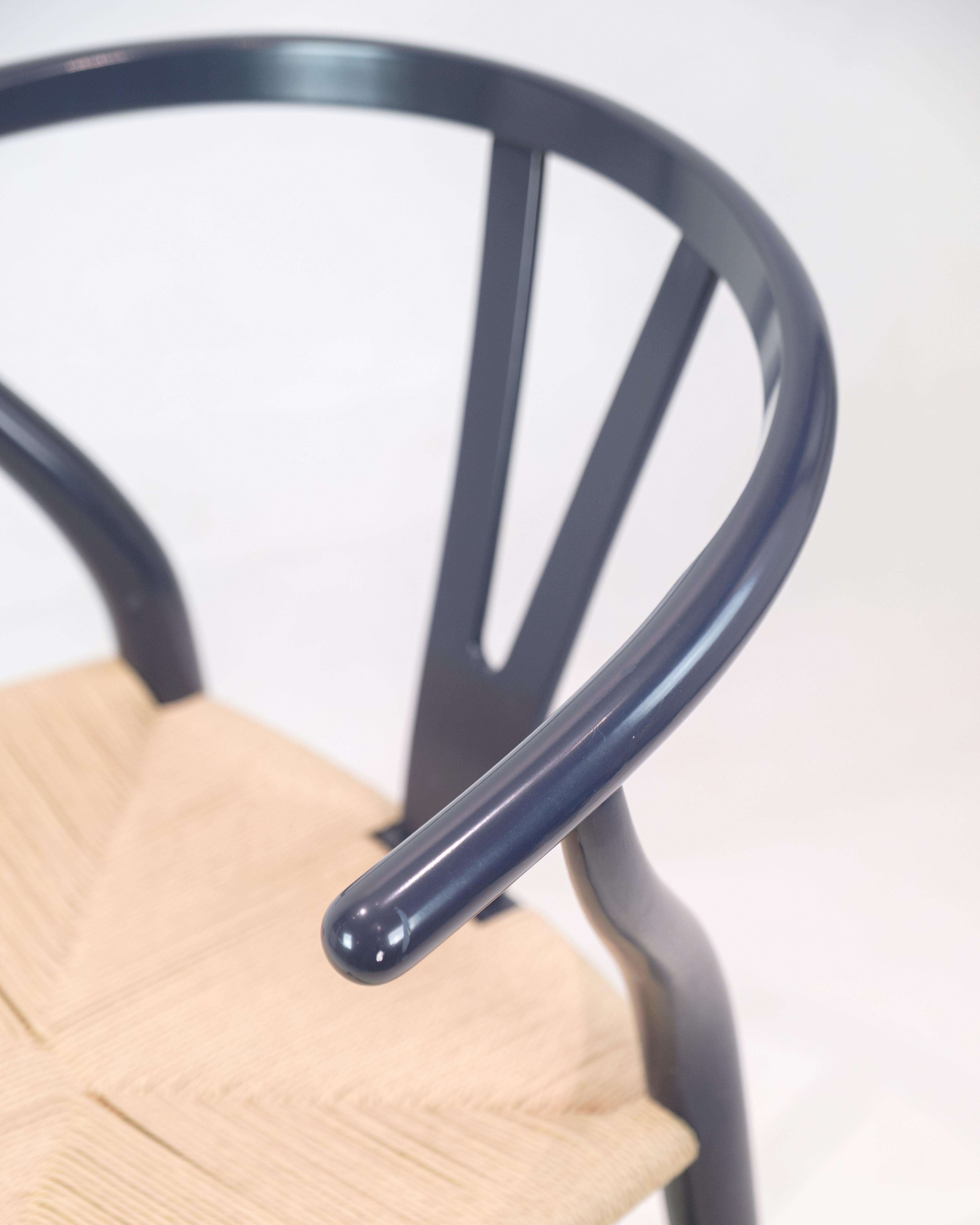 Satz von vier Wishbone-Stühlen in Marineblau von Hans J. Wegner für Carl Hansen & Sohn (Dänisch) im Angebot