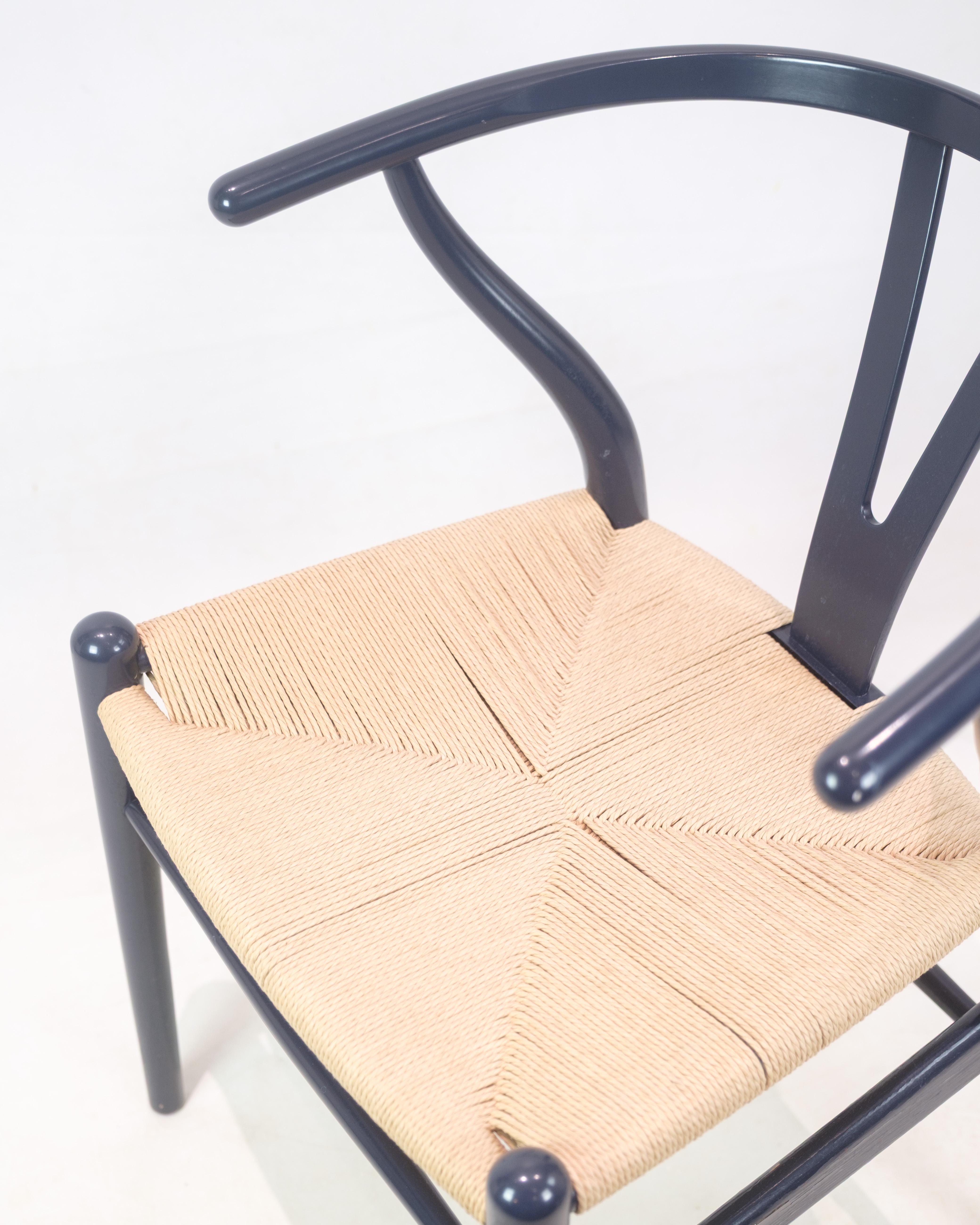 Satz von vier Wishbone-Stühlen in Marineblau von Hans J. Wegner für Carl Hansen & Sohn (Gemalt) im Angebot