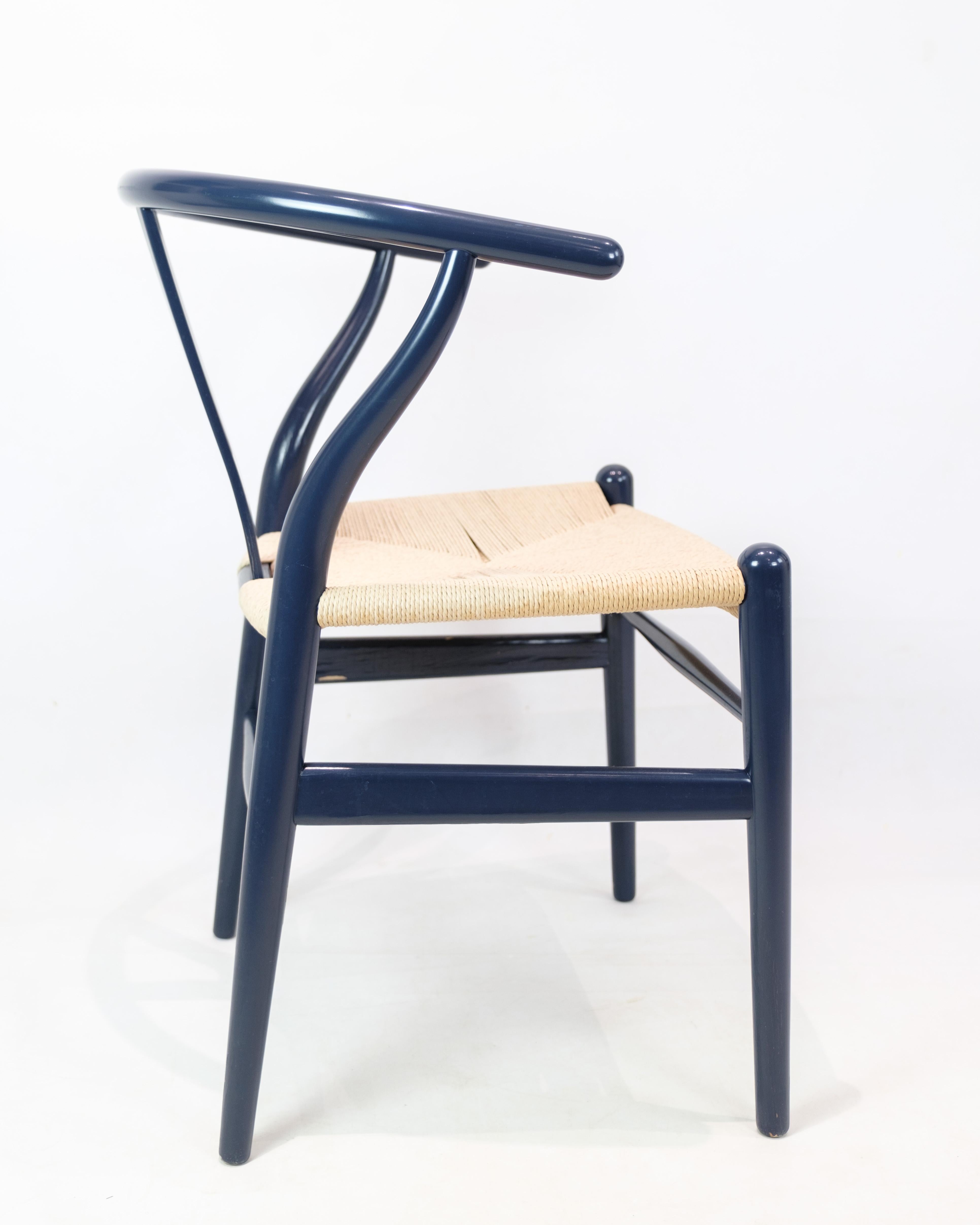 Satz von vier Wishbone-Stühlen in Marineblau von Hans J. Wegner für Carl Hansen & Sohn (Holz) im Angebot