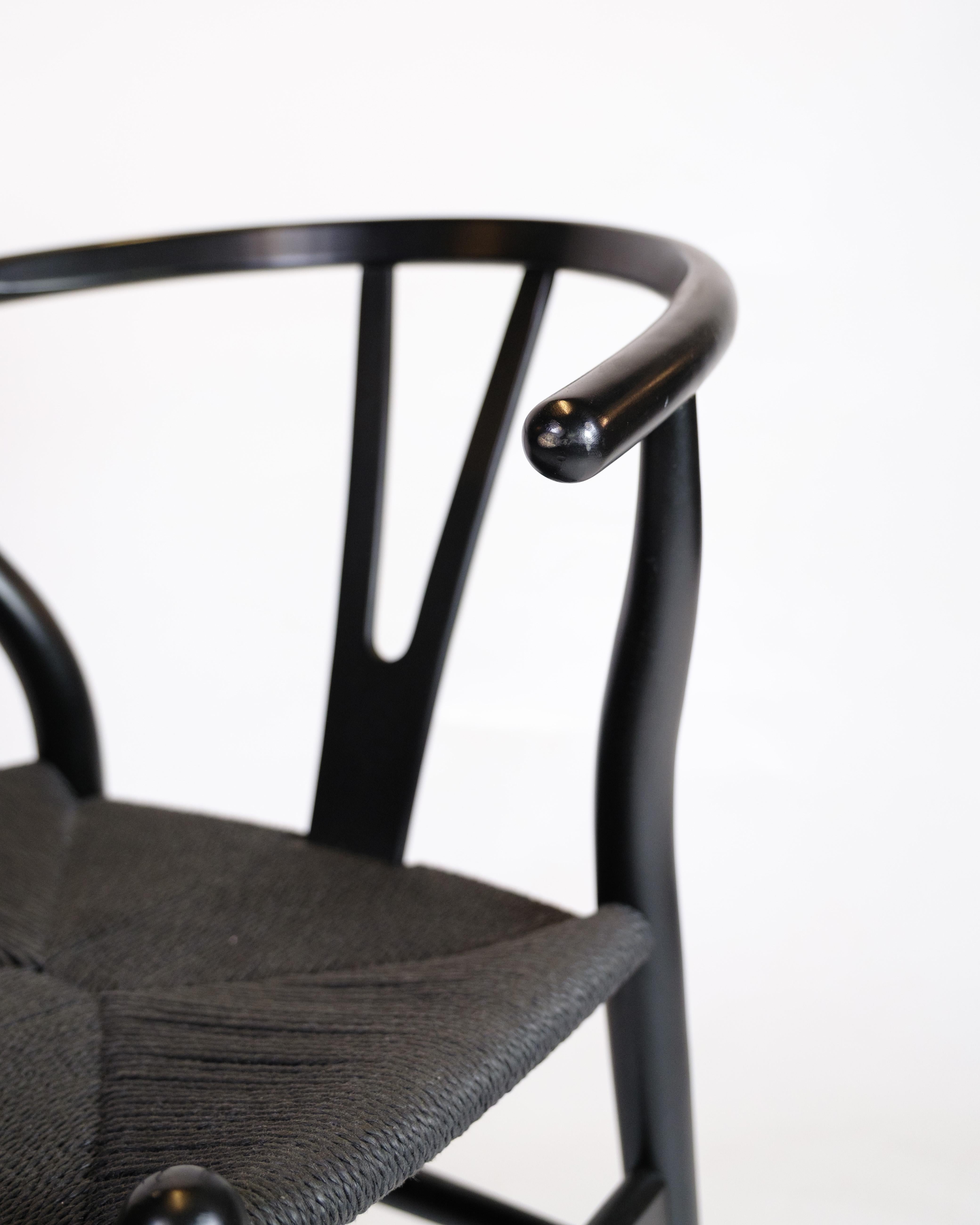 Legno Set di quattro sedie Wishbone modello CH24 in nero di Hans J. Wegner in vendita
