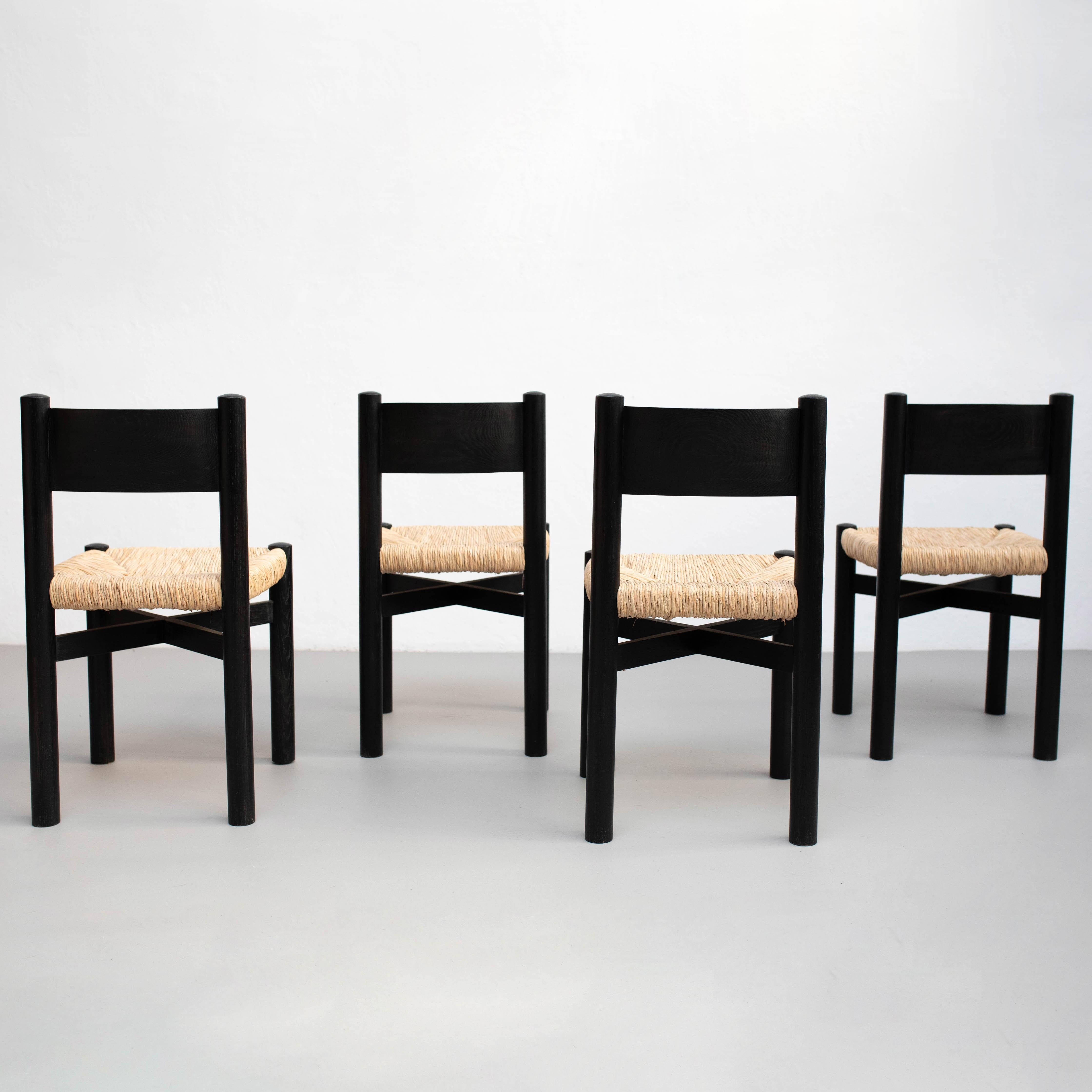 Satz von vier Stühlen aus Holz und Rattan nach Charlotte Perriand, um 1980 im Zustand „Gut“ im Angebot in Barcelona, Barcelona