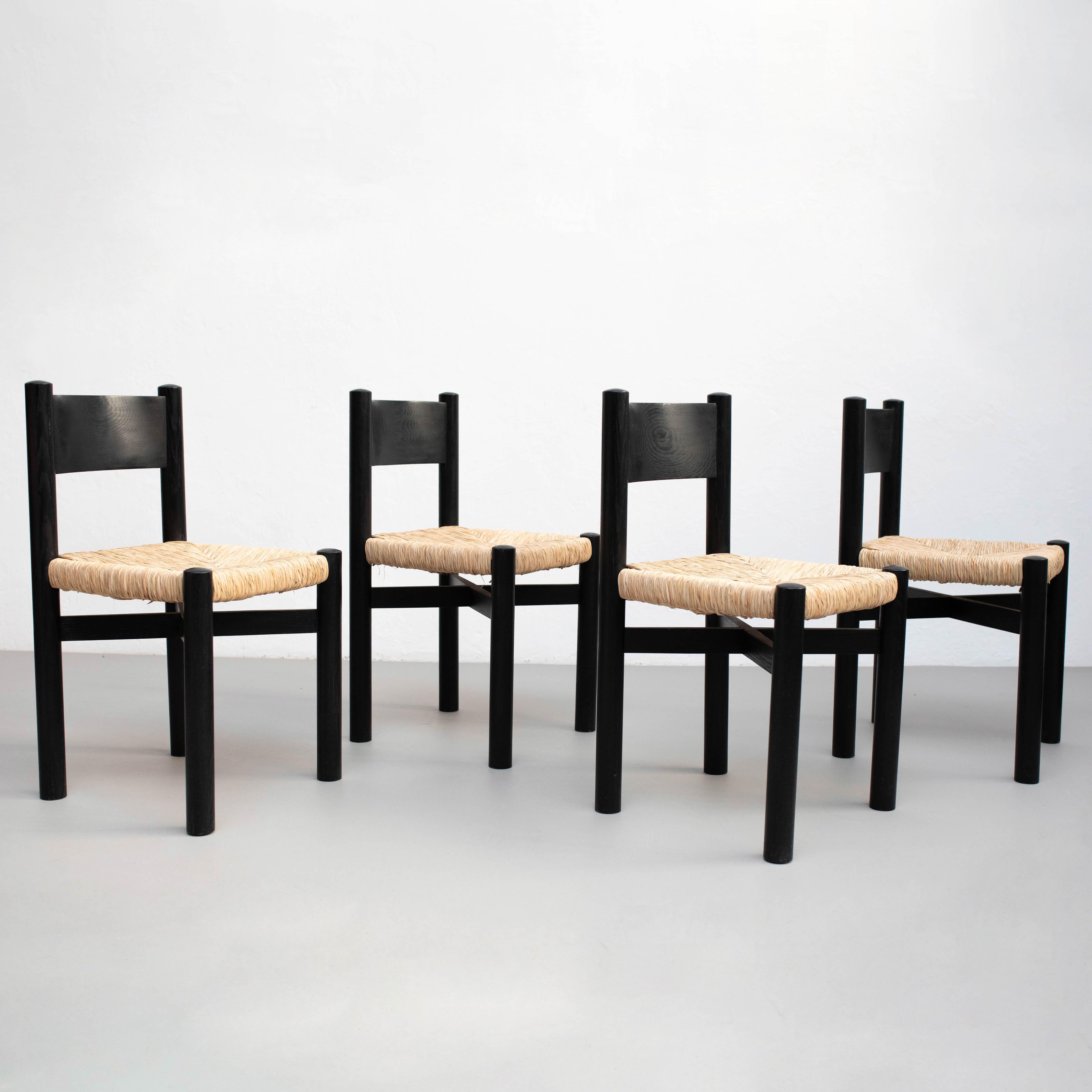 Satz von vier Stühlen aus Holz und Rattan nach Charlotte Perriand, um 1980 (Ende des 20. Jahrhunderts) im Angebot