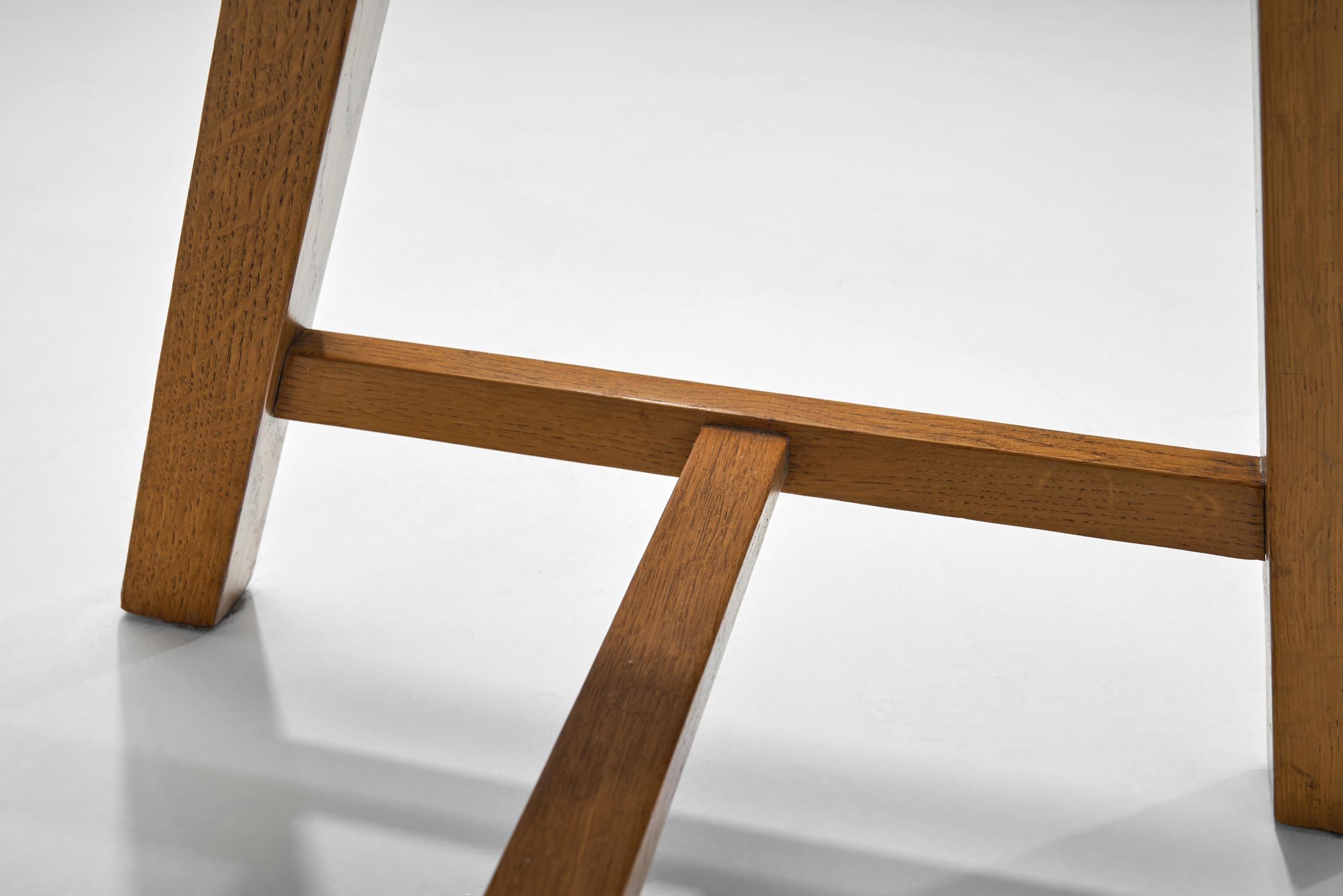 Ensemble de quatre chaises de salle à manger brutalistes en bois, Europe 20ème siècle en vente 7