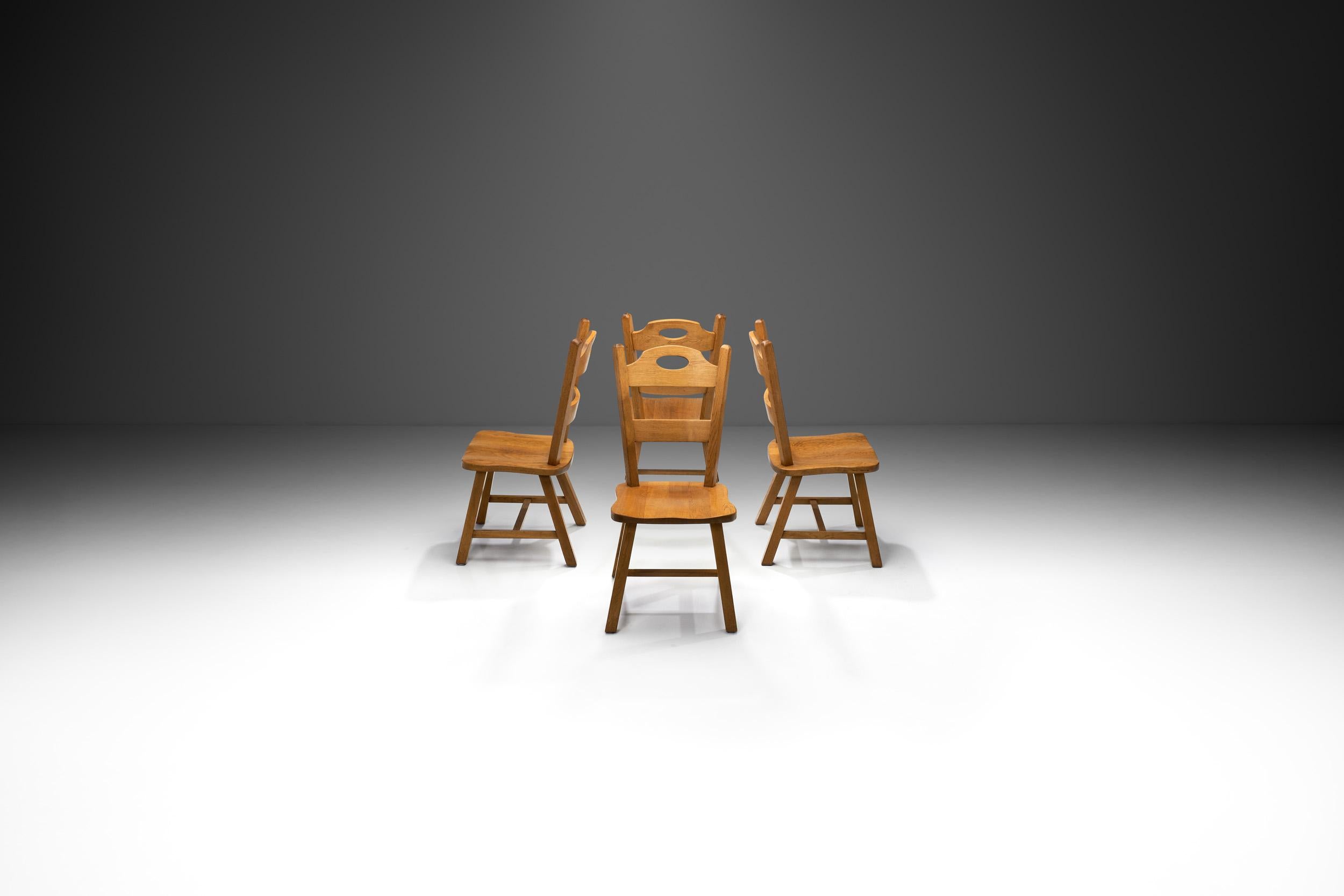 Brutalisme Ensemble de quatre chaises de salle à manger brutalistes en bois, Europe 20ème siècle en vente