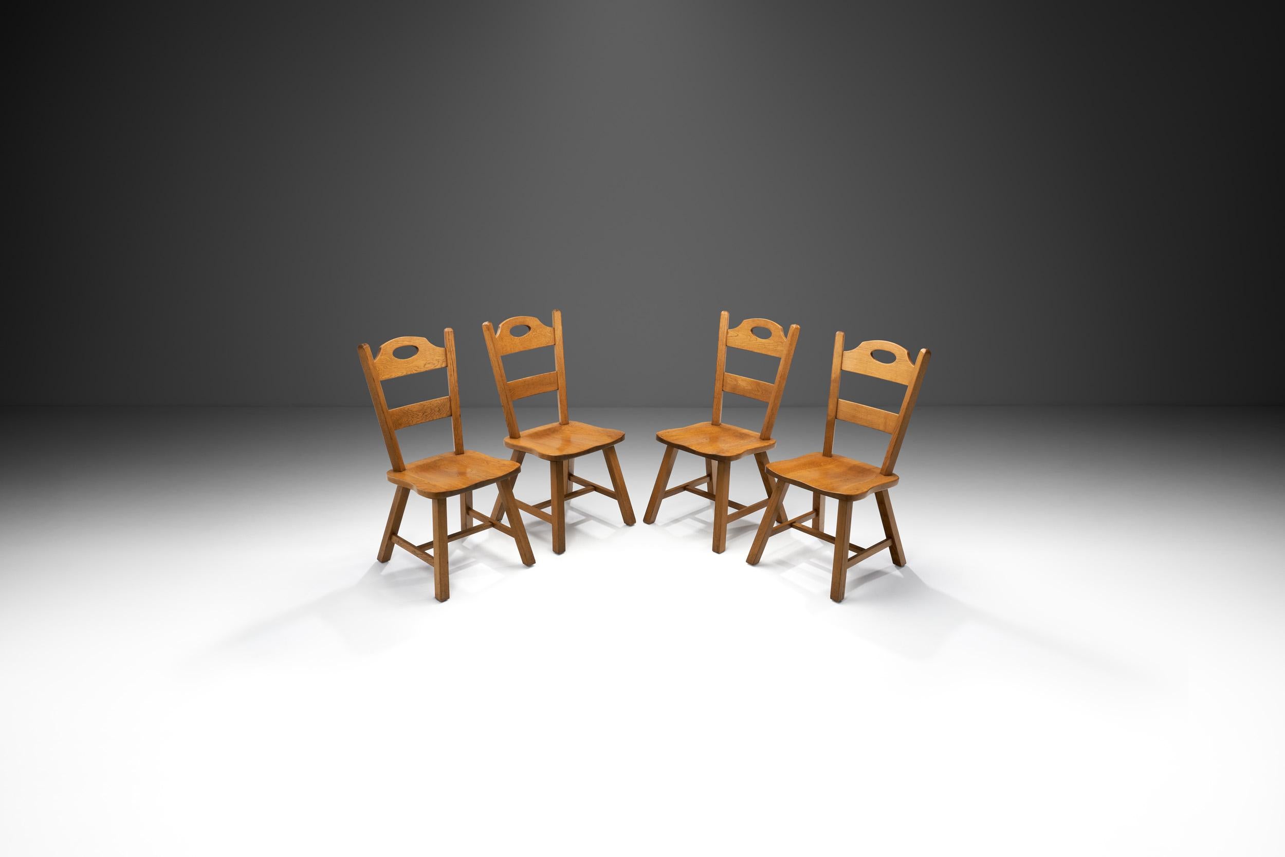 Européen Ensemble de quatre chaises de salle à manger brutalistes en bois, Europe 20ème siècle en vente