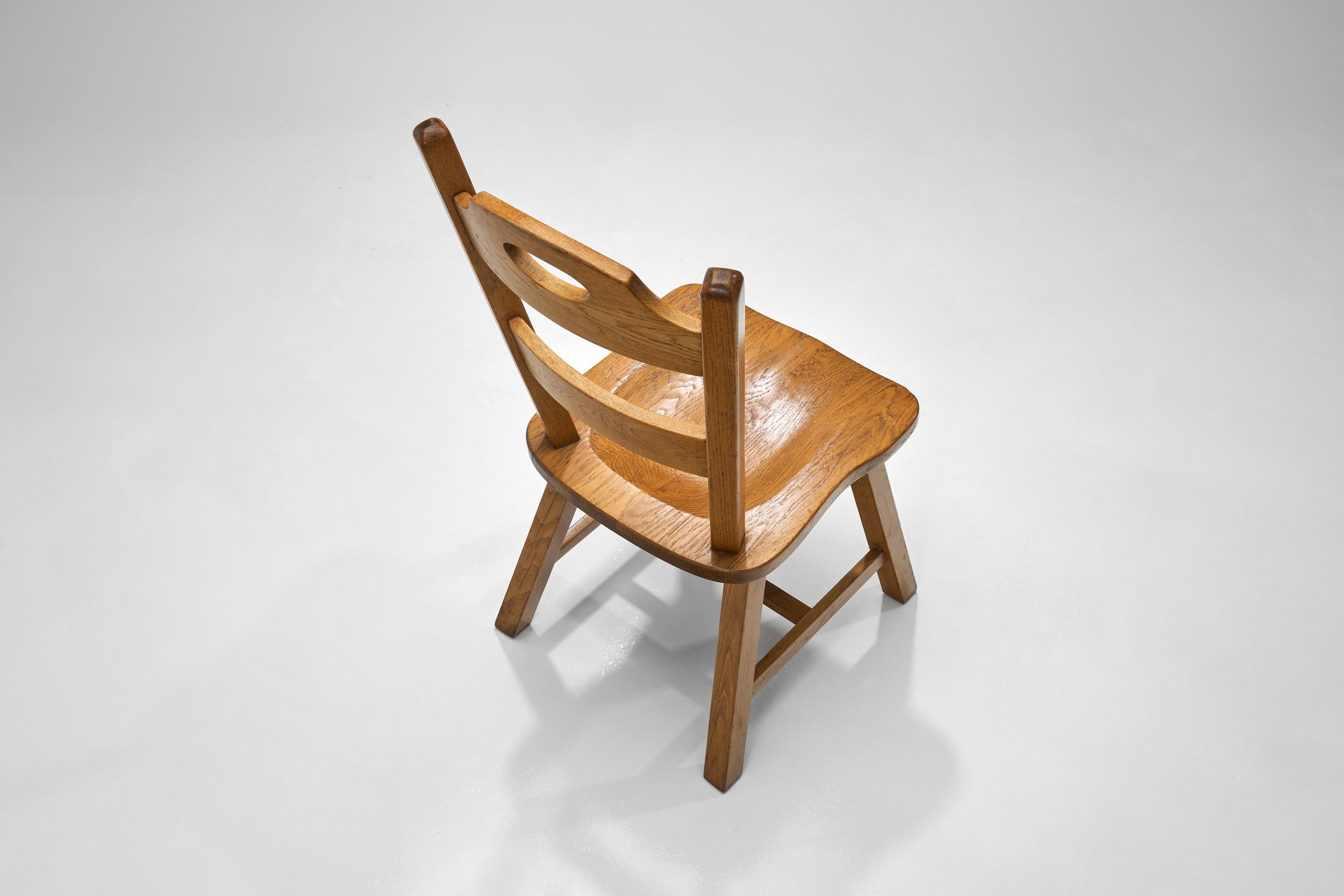Ensemble de quatre chaises de salle à manger brutalistes en bois, Europe 20ème siècle Bon état - En vente à Utrecht, NL