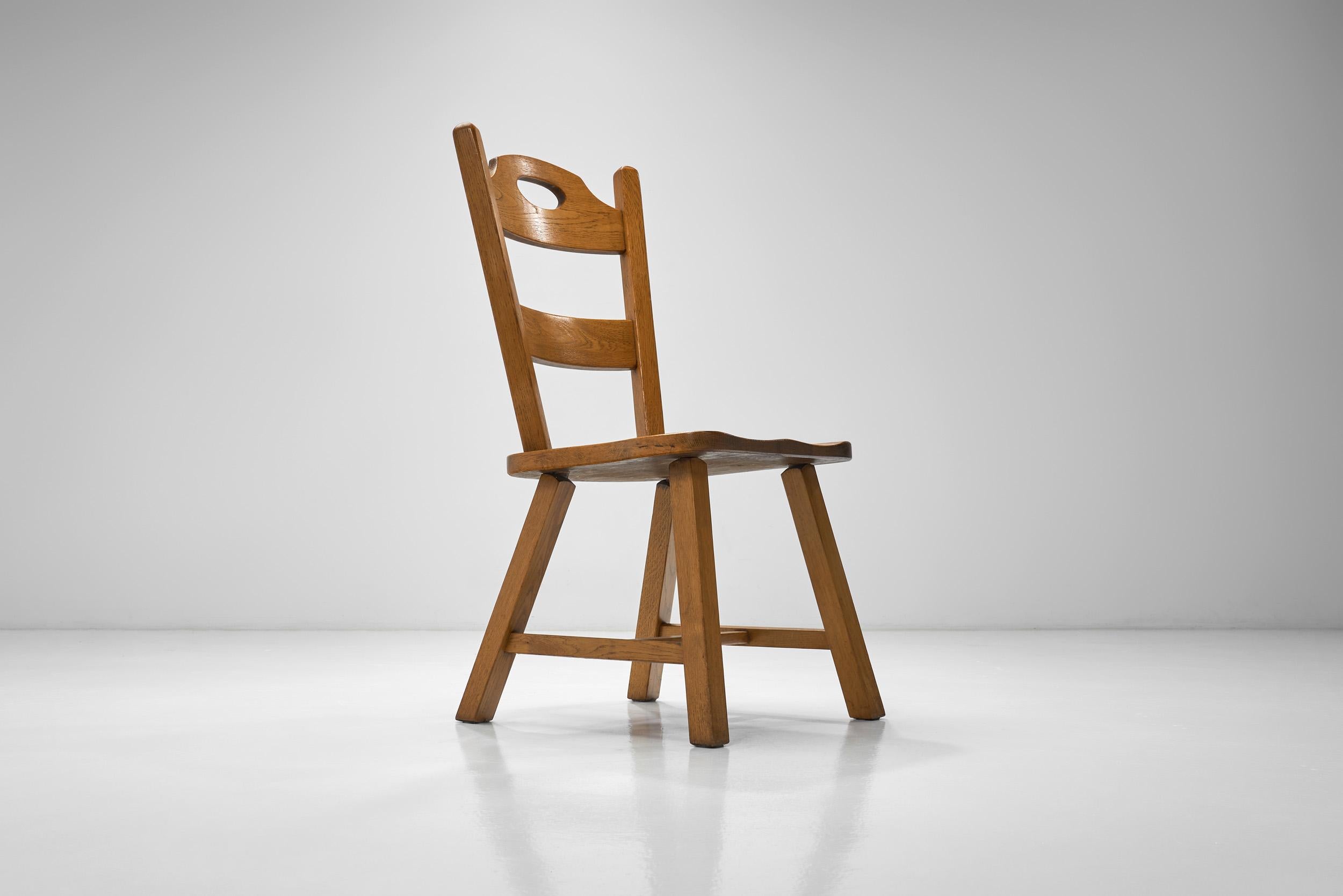 20ième siècle Ensemble de quatre chaises de salle à manger brutalistes en bois, Europe 20ème siècle en vente