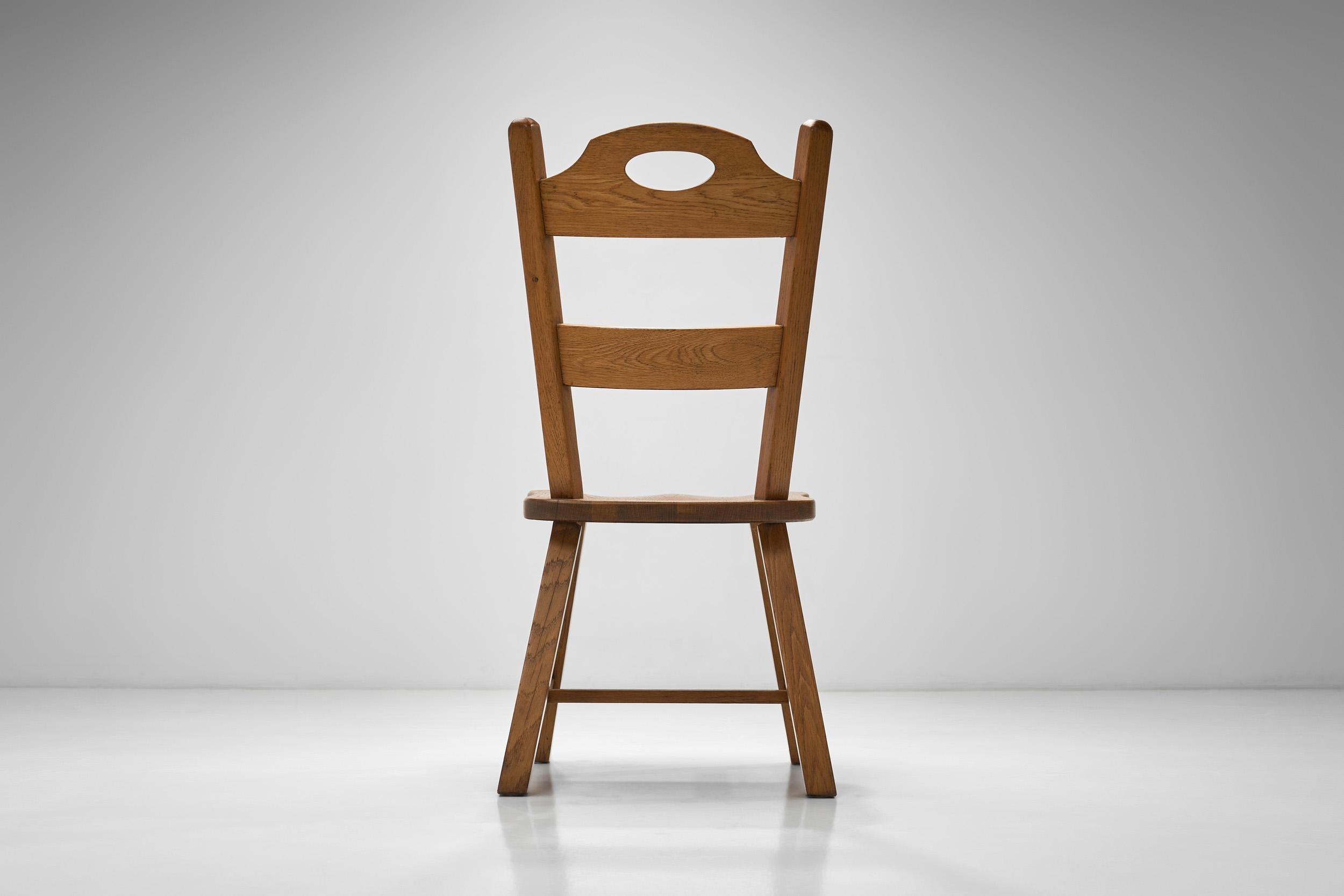 Bois Ensemble de quatre chaises de salle à manger brutalistes en bois, Europe 20ème siècle en vente