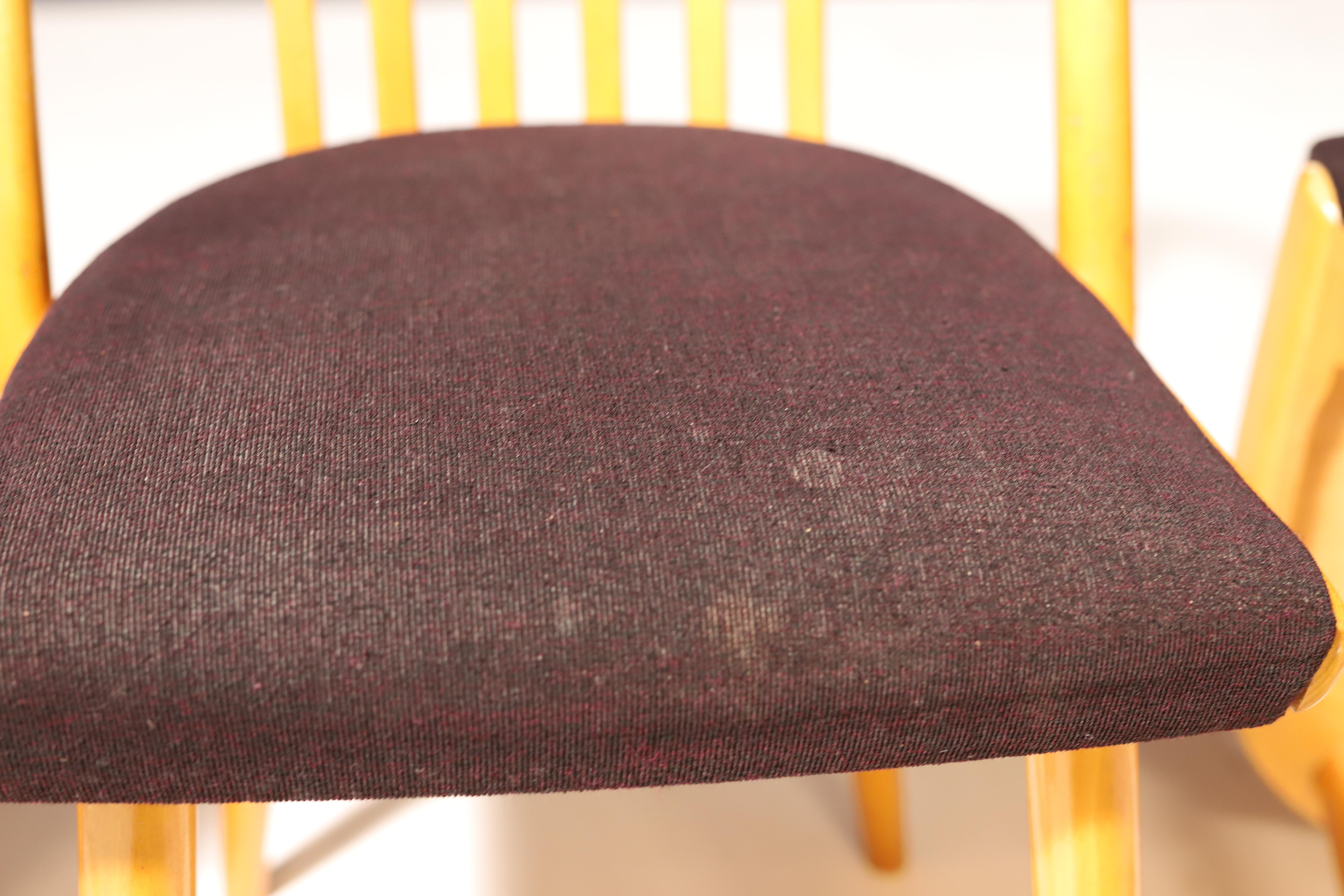 Ensemble de quatre chaises en bois  Antonín Šuman, 20e siècle en vente 4