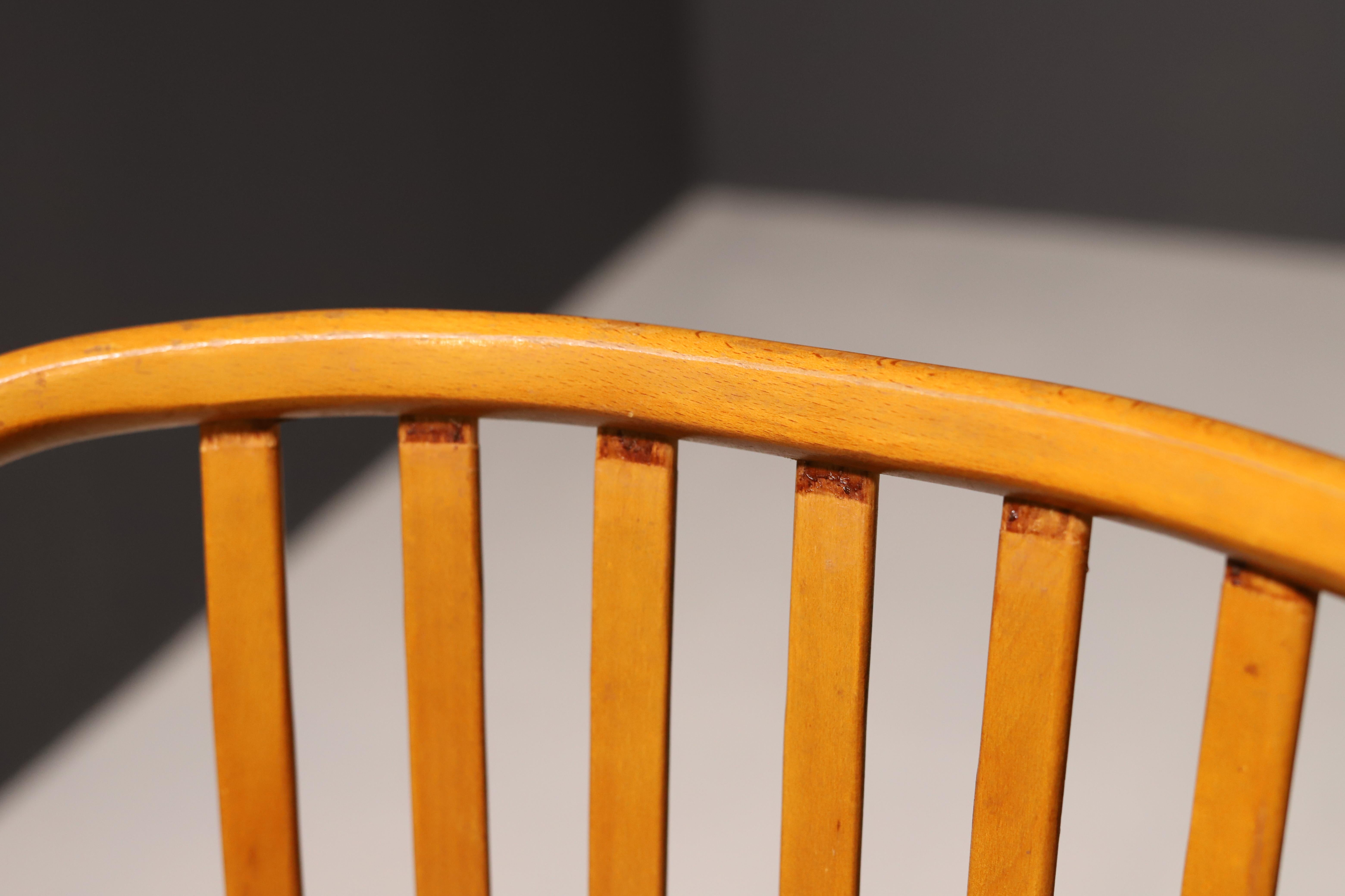 Ensemble de quatre chaises en bois  Antonín Šuman, 20e siècle en vente 6