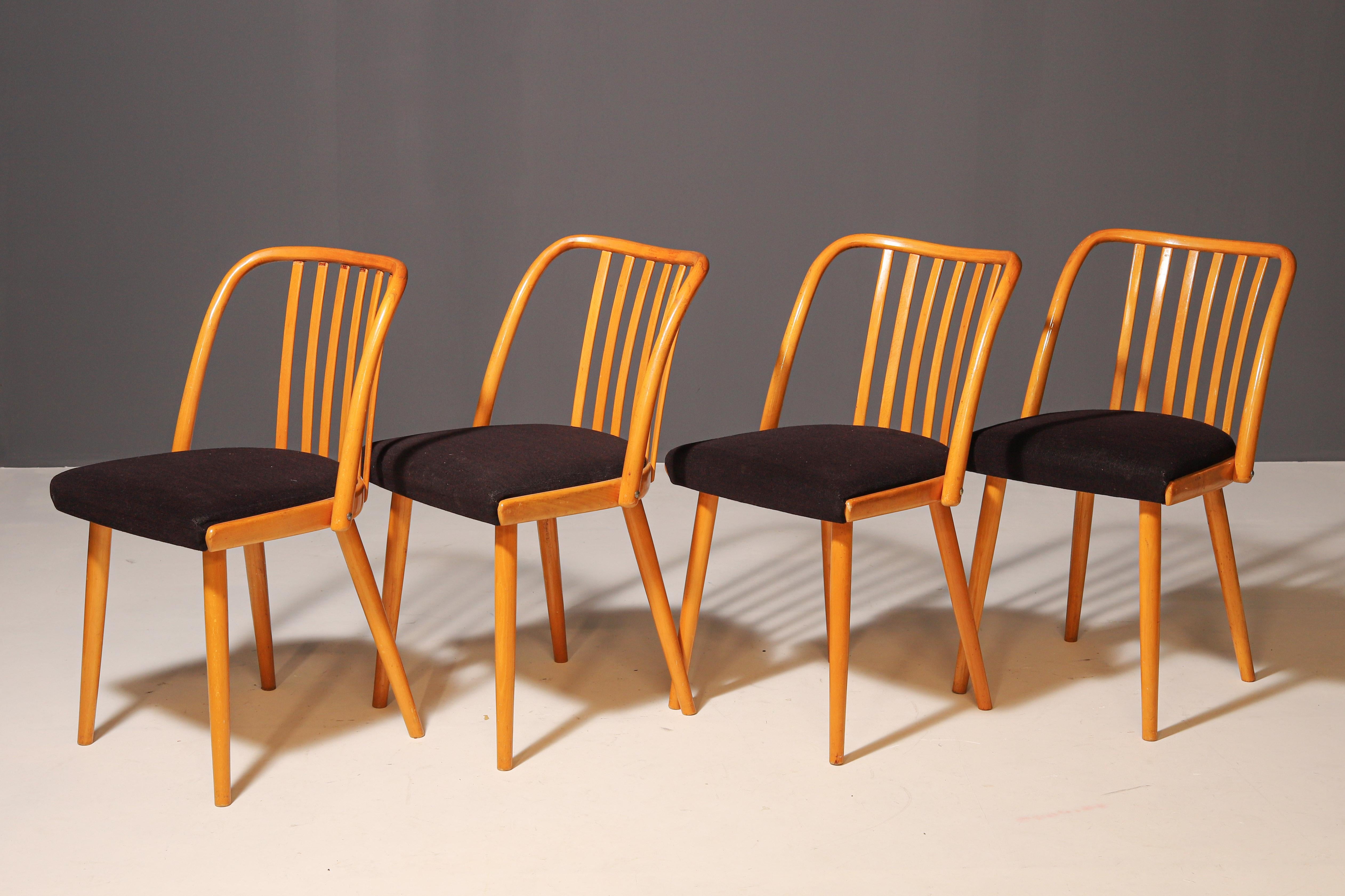 Bauhaus Ensemble de quatre chaises en bois  Antonín Šuman, 20e siècle en vente