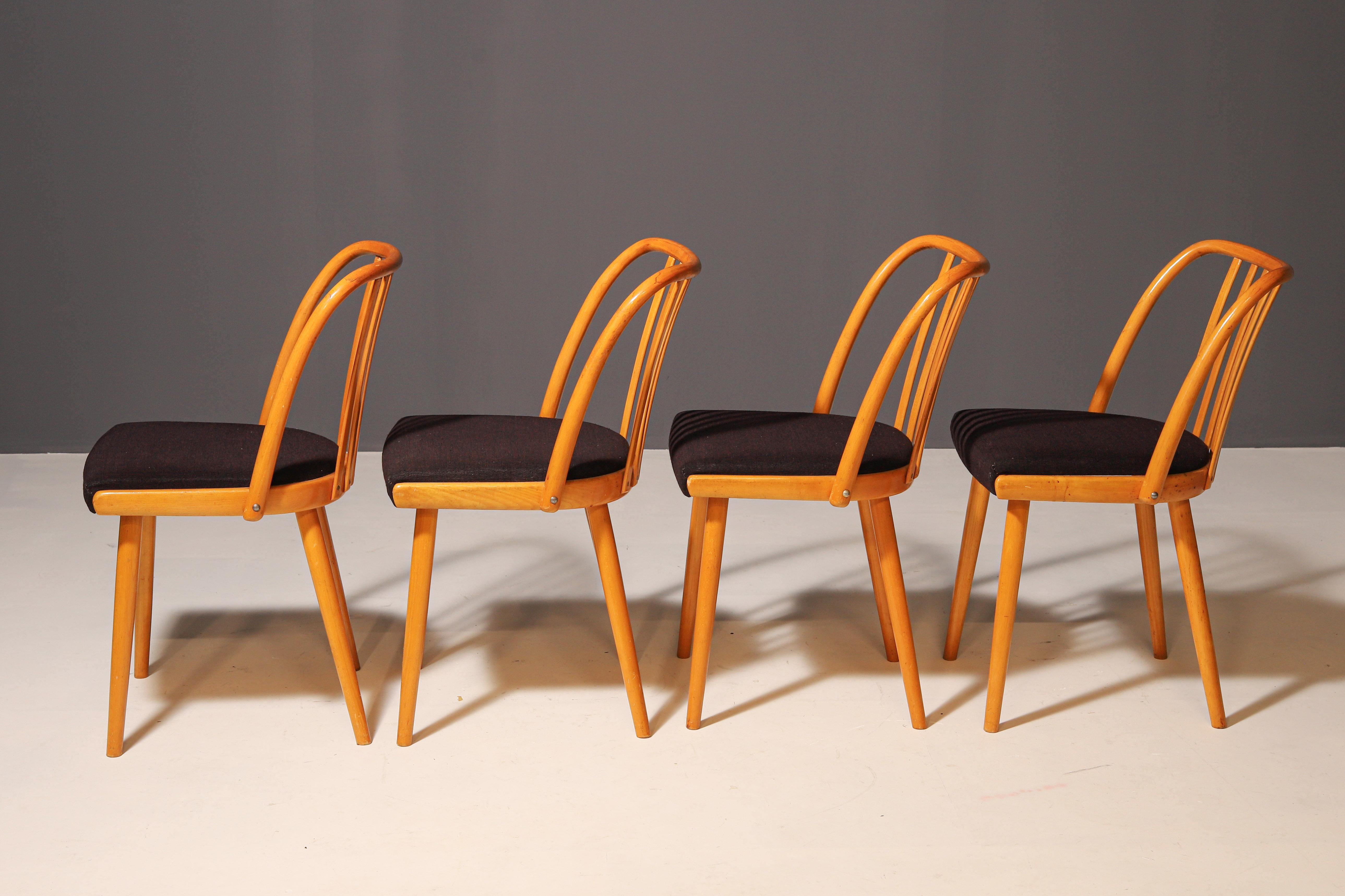 Tchèque Ensemble de quatre chaises en bois  Antonín Šuman, 20e siècle en vente