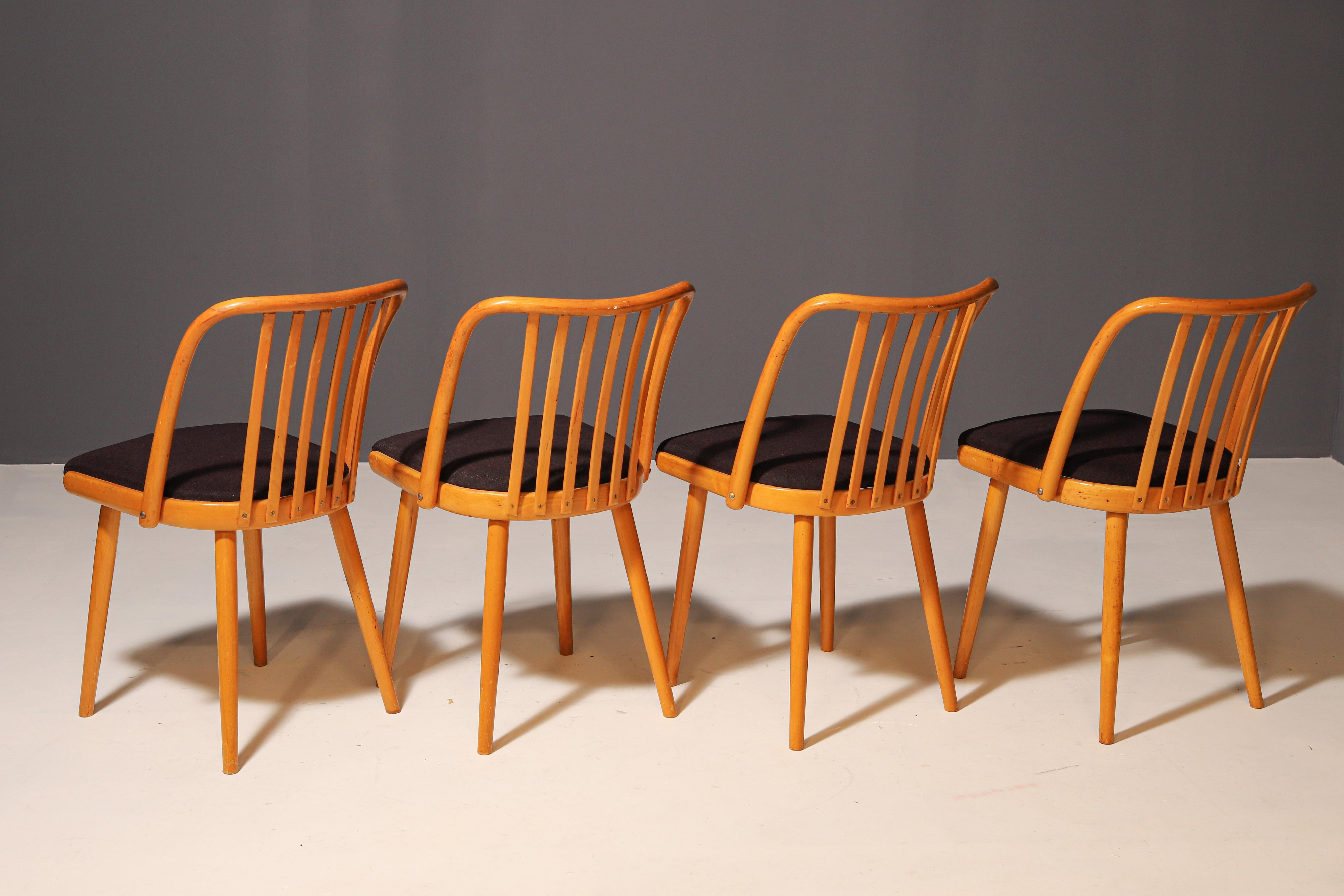 Ensemble de quatre chaises en bois  Antonín Šuman, 20e siècle Bon état - En vente à Prague 8, CZ