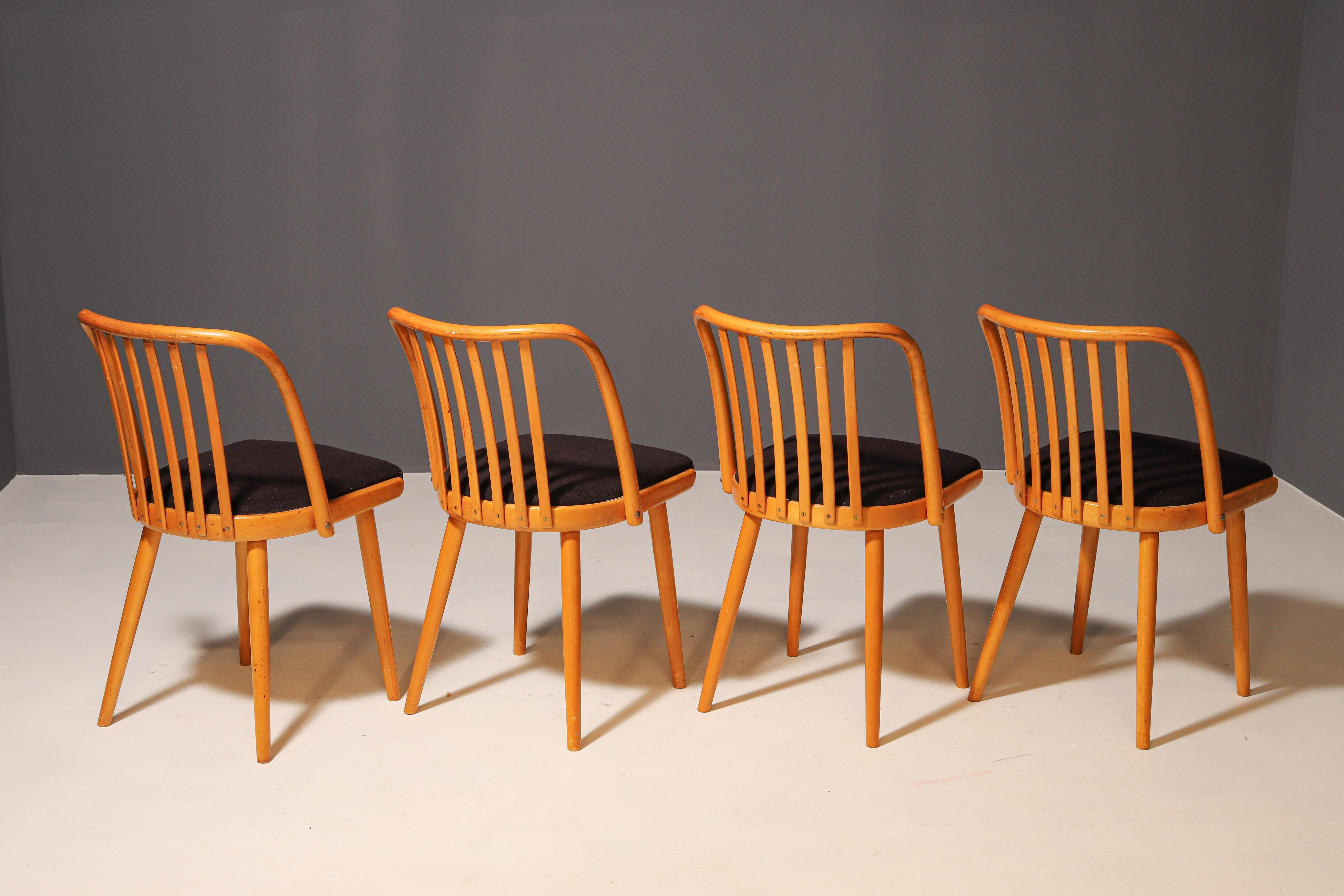 Bois Ensemble de quatre chaises en bois  Antonín Šuman, 20e siècle en vente