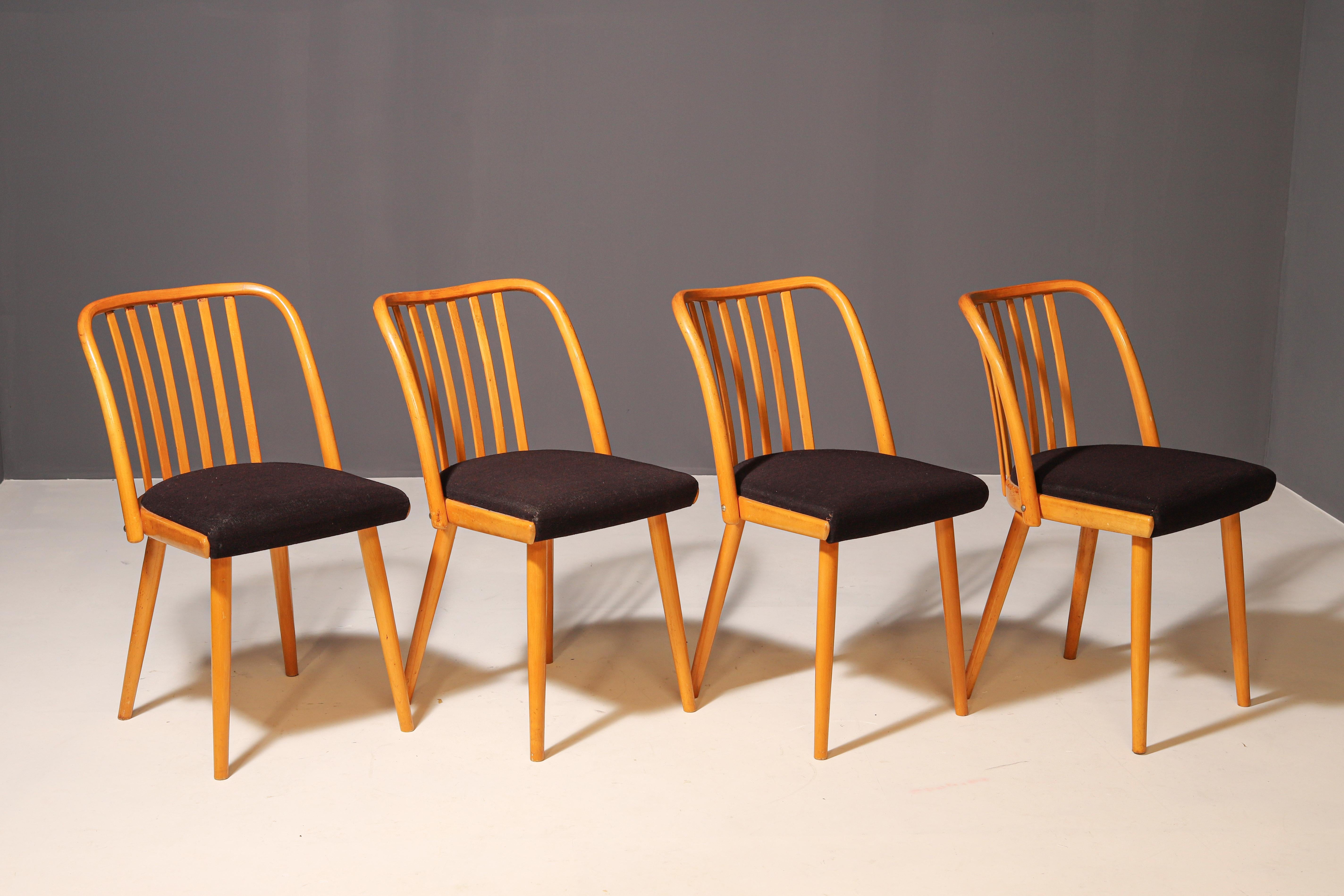 Ensemble de quatre chaises en bois  Antonín Šuman, 20e siècle en vente 1