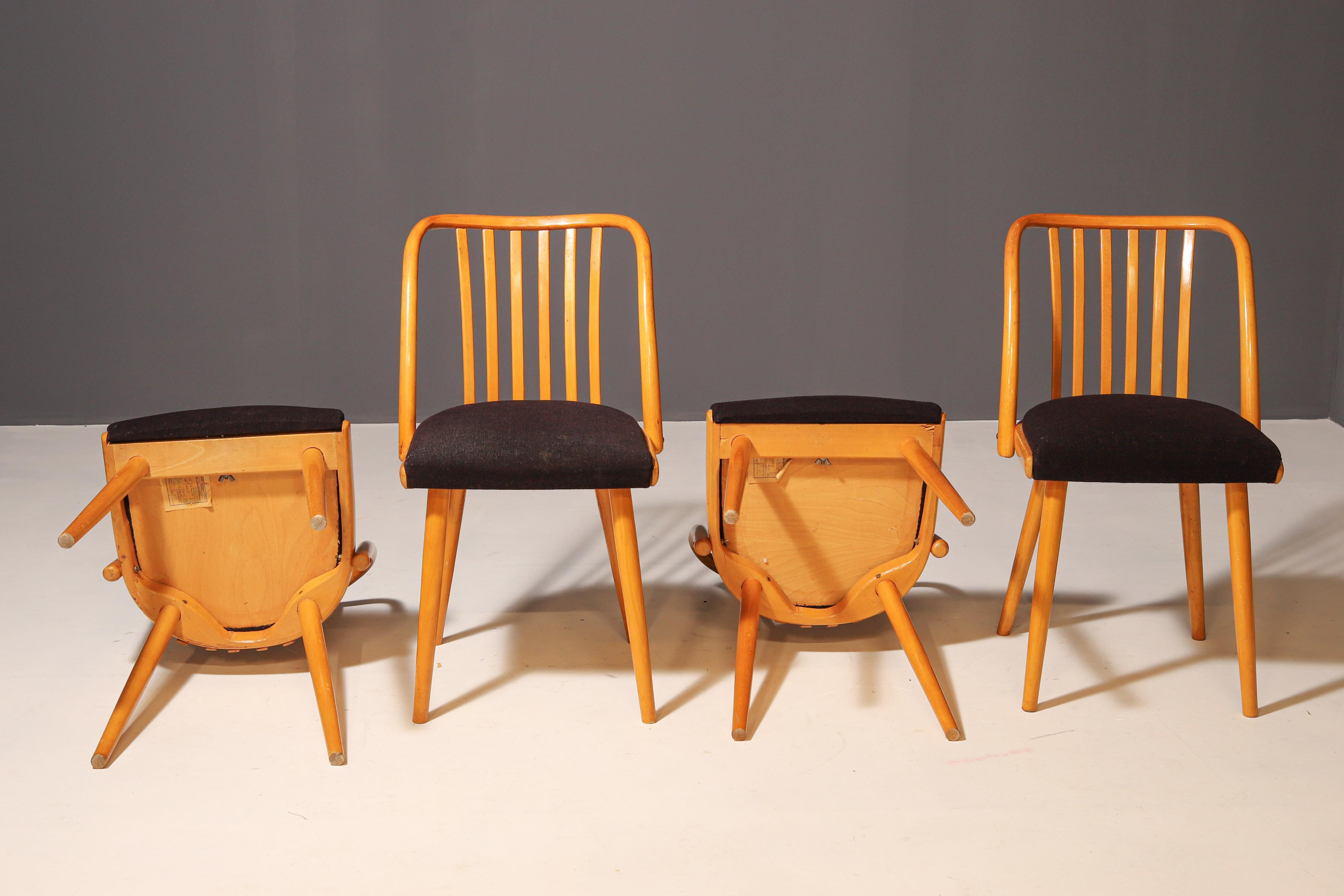 Ensemble de quatre chaises en bois  Antonín Šuman, 20e siècle en vente 2