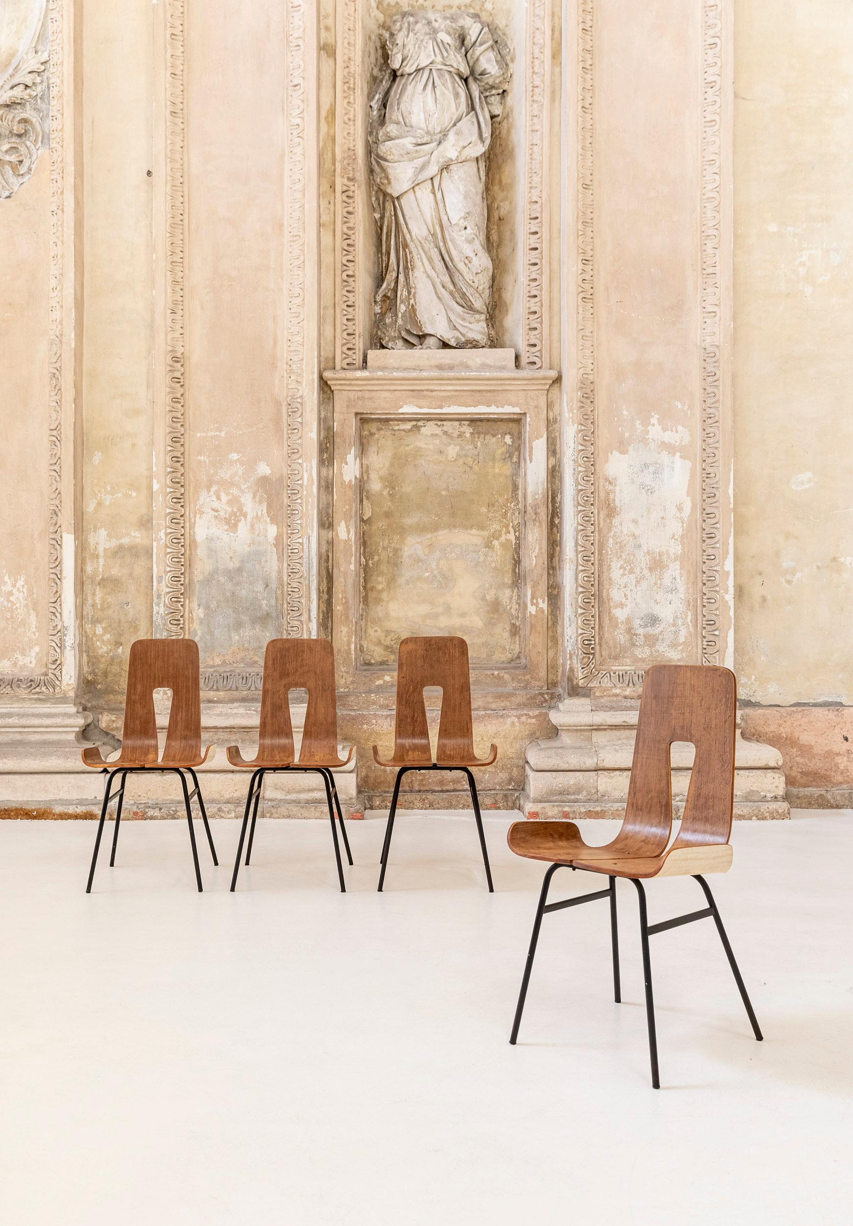 Stunning set of 4 chairs designed by Carlo Ratti.
Very comfortable, shaped seats.